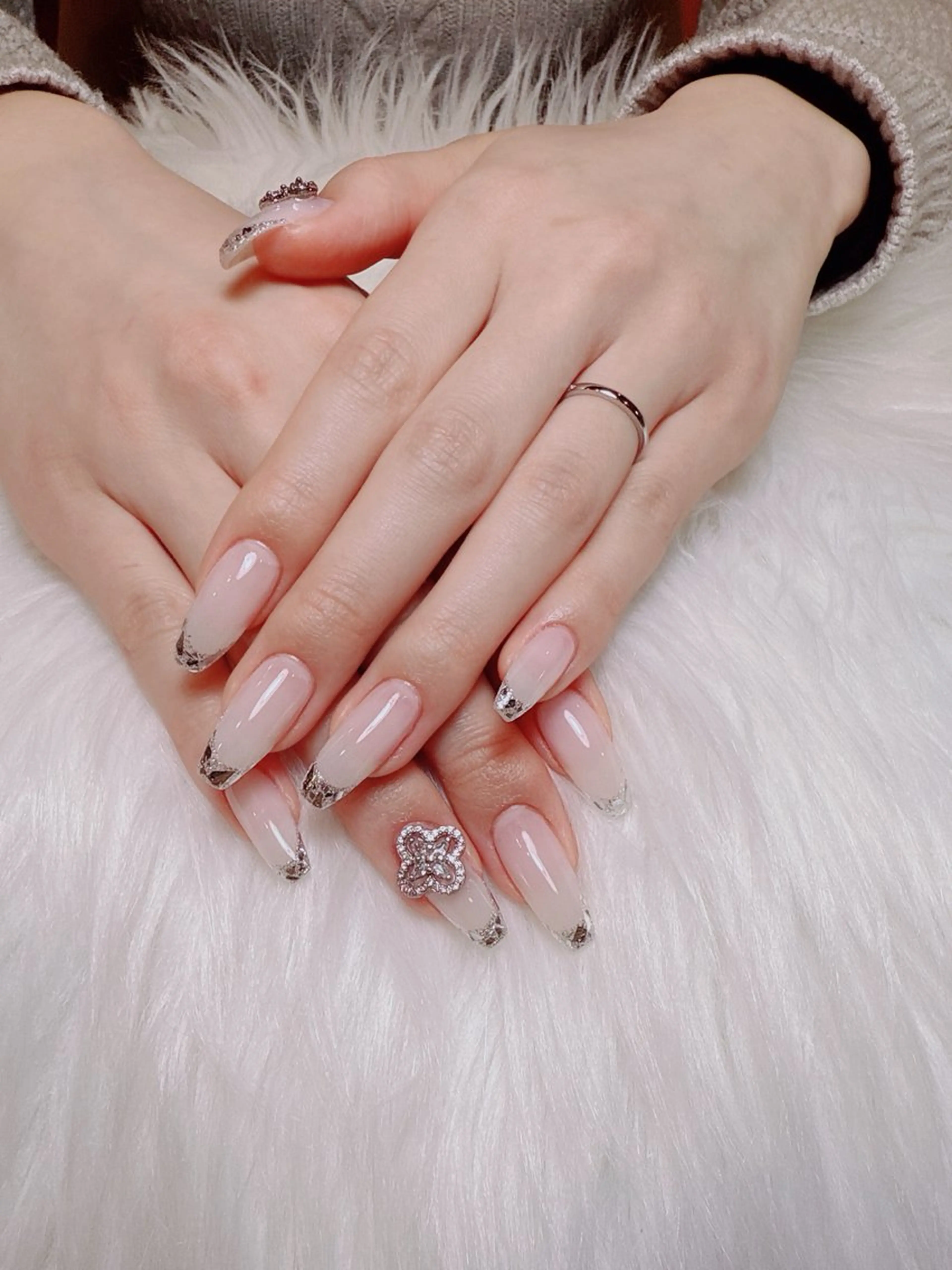 ［❣️ソフトジェルオフ無料］！長さだじガラスフレンチ❣️(大パーツ2個)の写真