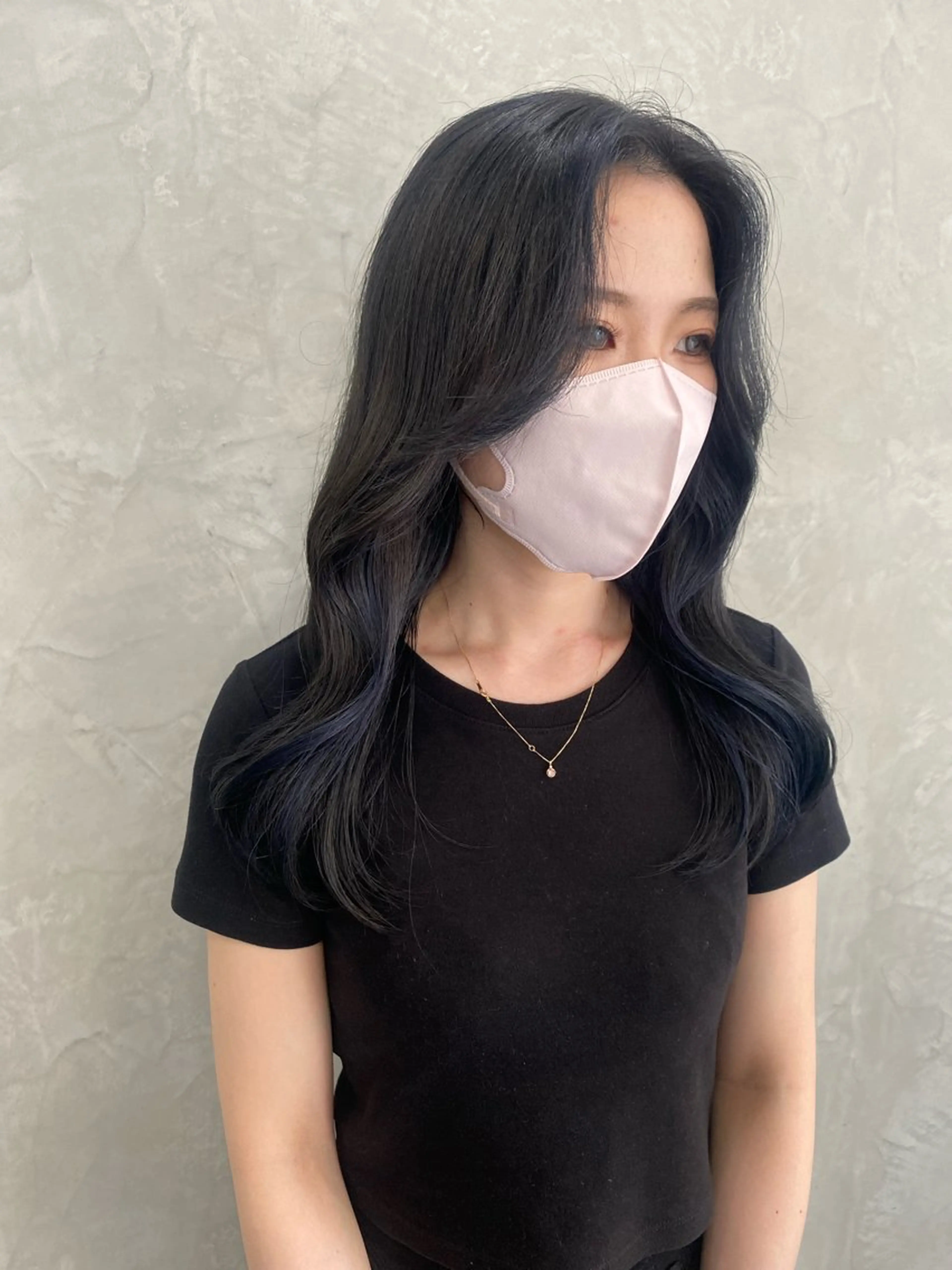 ロング カラー 黒髪 ブルーカラー ブルーブラック ヘアカラー トリートメント 佐伯 鼓乃美のヘアスタイル
