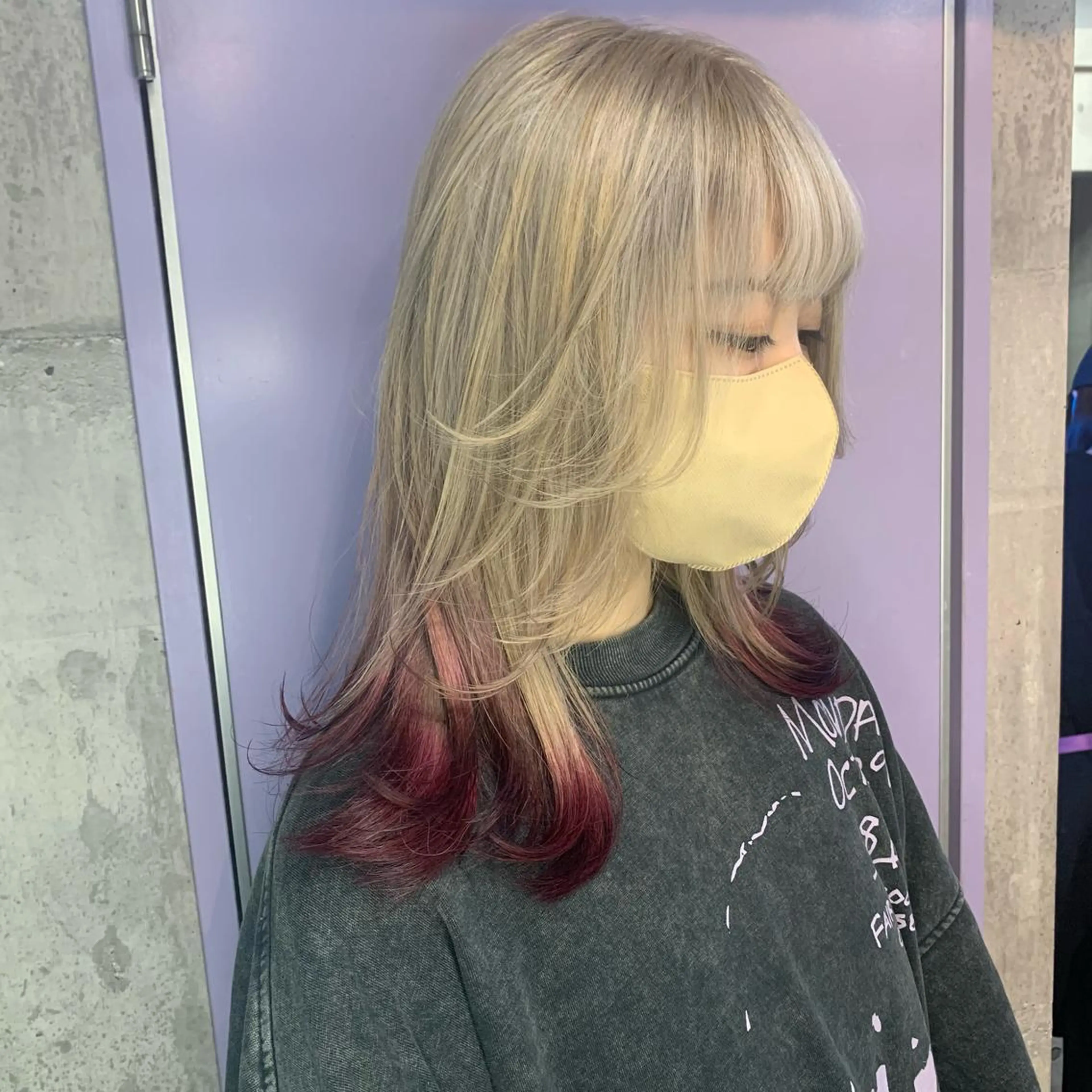 セミロング カラー ボルドーカラー ホワイト&レイヤーカ ットエクステ長畠俊輔のヘアスタイル