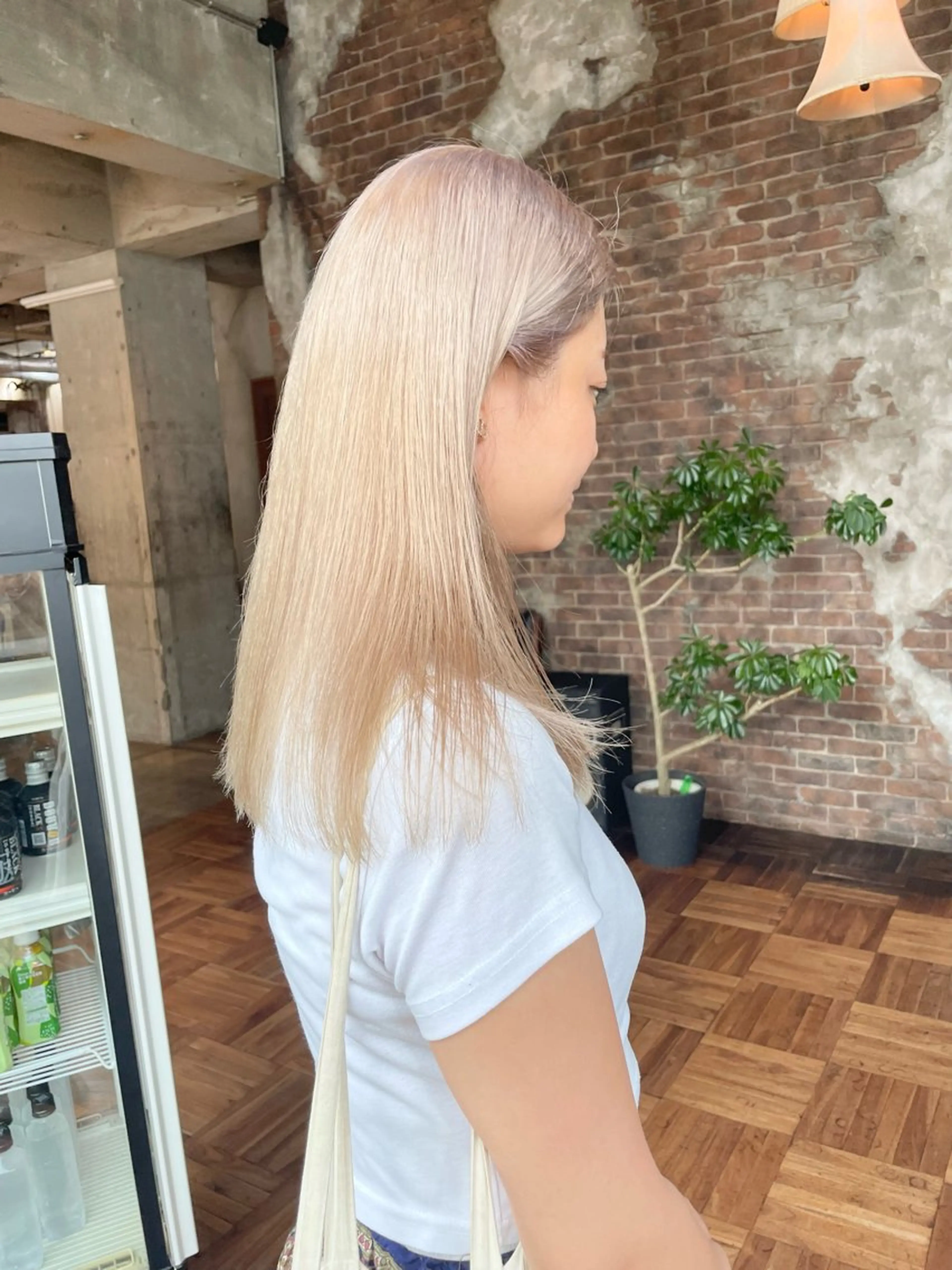 セミロング カラー ミルクティー× グレージュMOMOのヘアスタイル