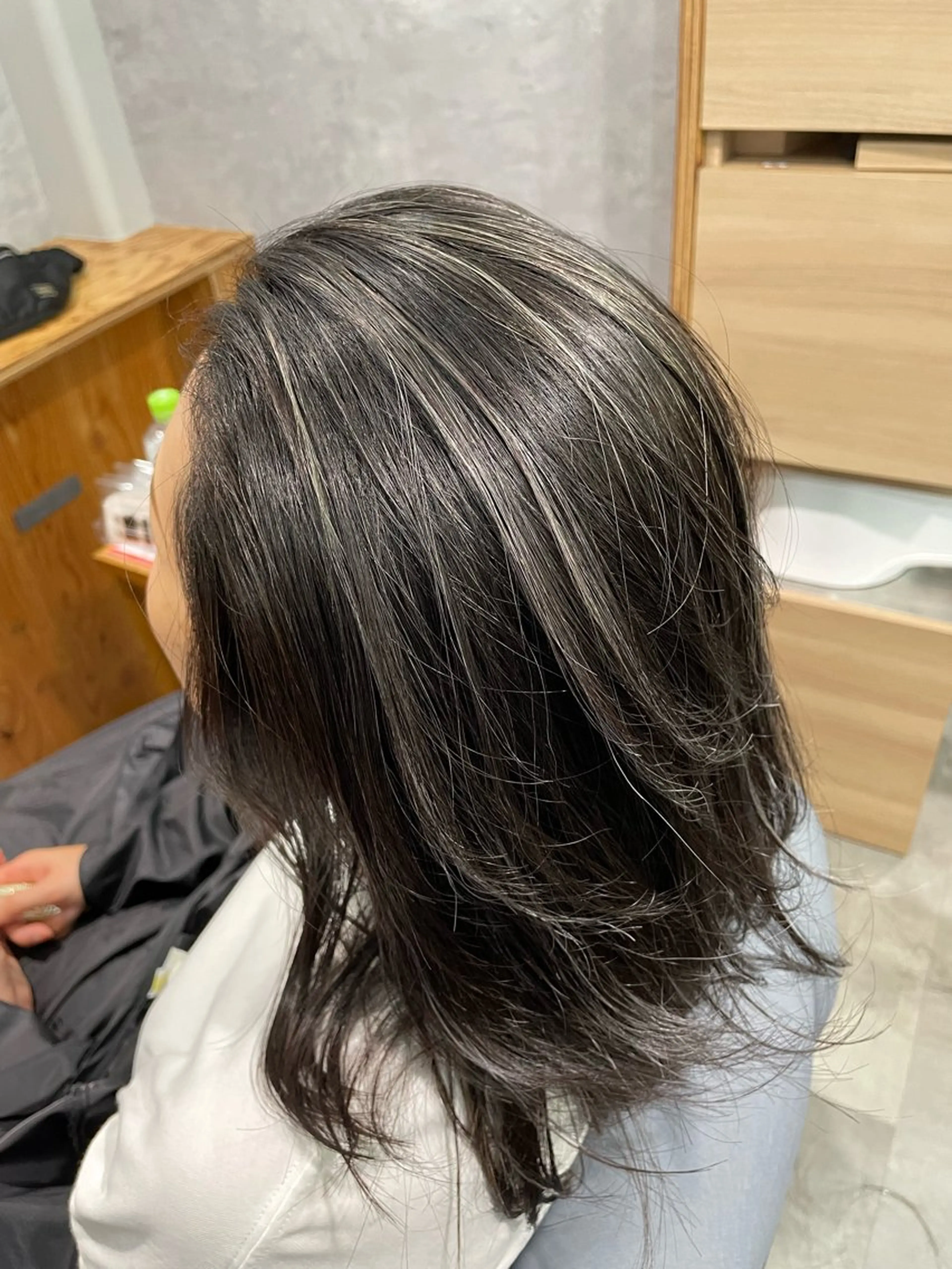 セミロング カラー 黒岩 梨沙のヘアスタイル