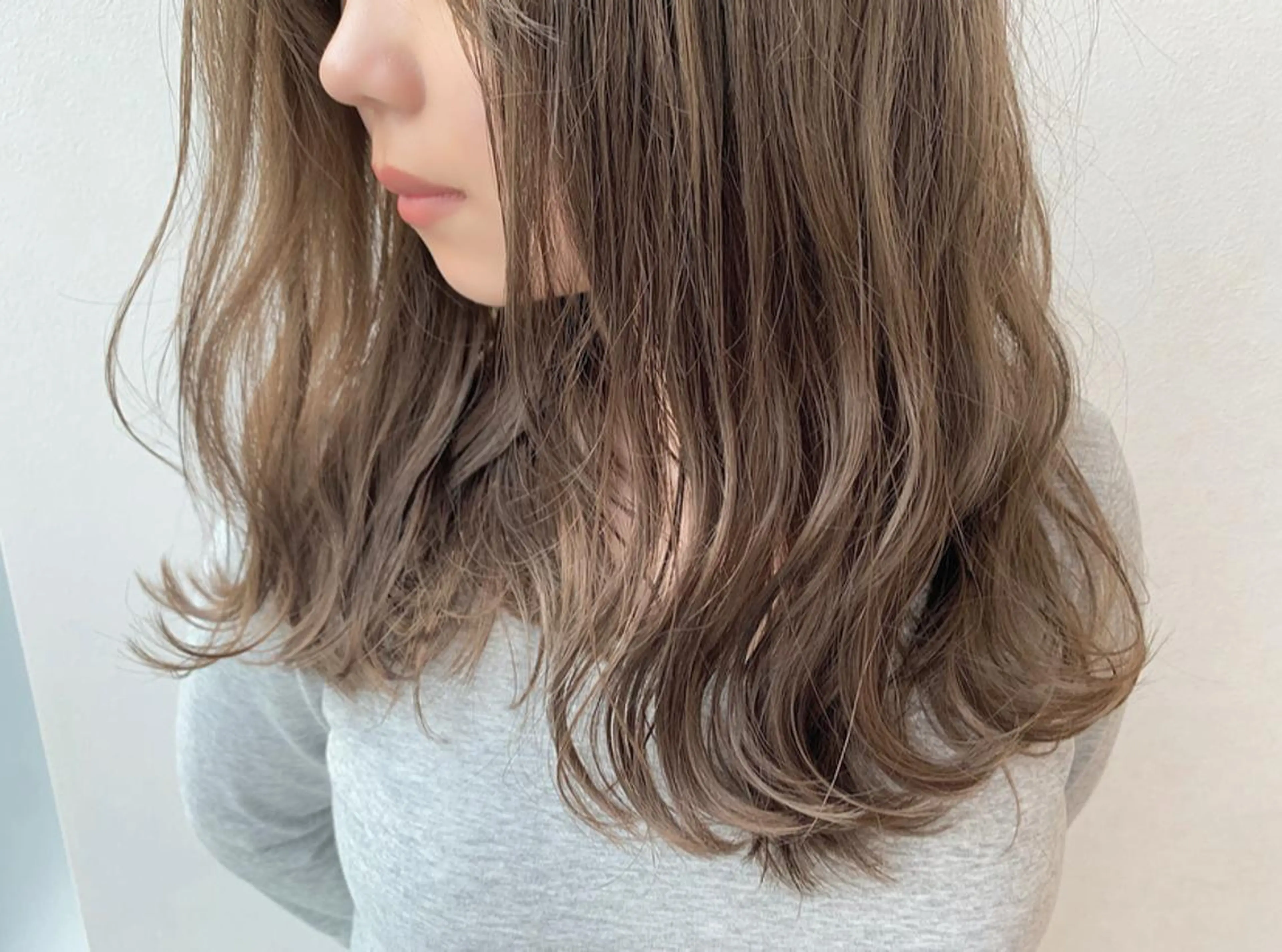 セミロング カラー ヘアアレンジ ベージュカラー ハイライトカラー ミルクティーベージュ ハイライト カット ヘアカラー トリートメント 透明感♡︎♡︎ 佐々木早苗のヘアスタイル