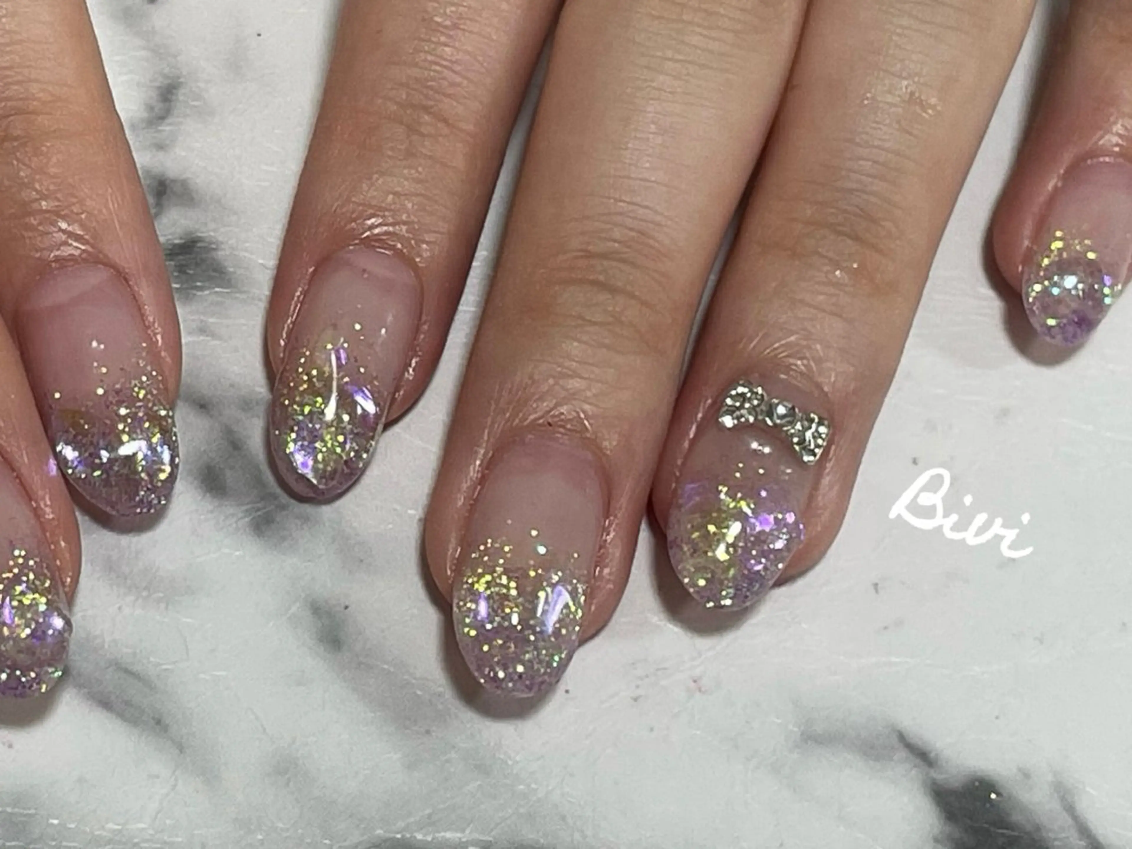 ネイル アートネイル フラッシュネイル ラメ(グリッター) シルバー スクエアネイル ハンドネイル ハンドケア ♡Bivi♡自爪に 優しいネイルサロンのネイルデザイン