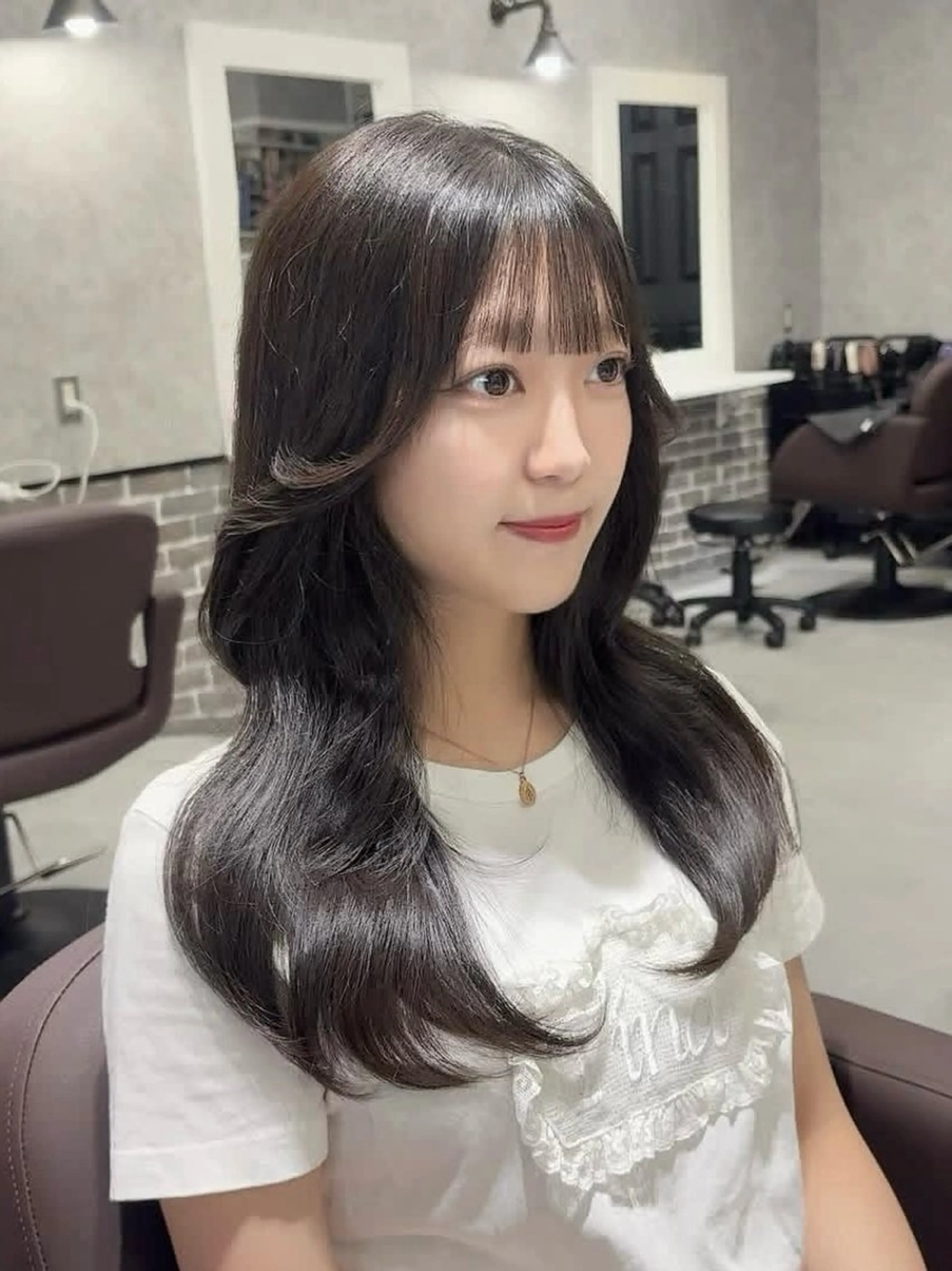 セミロング アッシュ カット ヘアカラー トリートメント Aura 髪質改善＆韓国レイヤー所属・あい❤︎ /髪質改善/韓国巻きのヘアスタイル