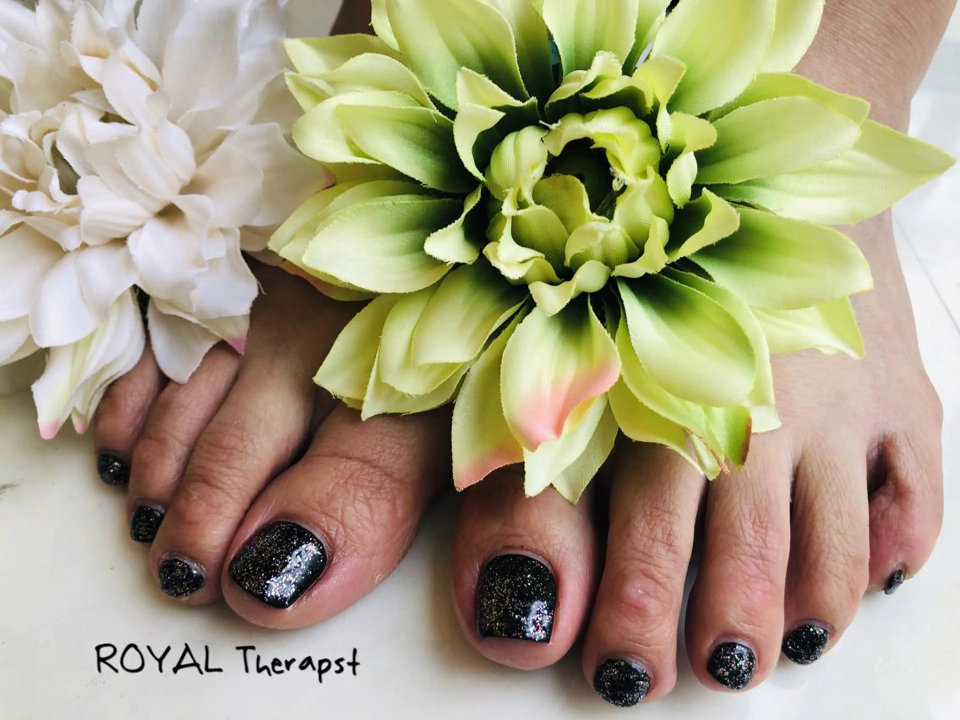 ネイル フットネイル ラメ(グリッター) ワンカラーネイル 【尾下】 ロイヤル•セラピストのネイルデザイン