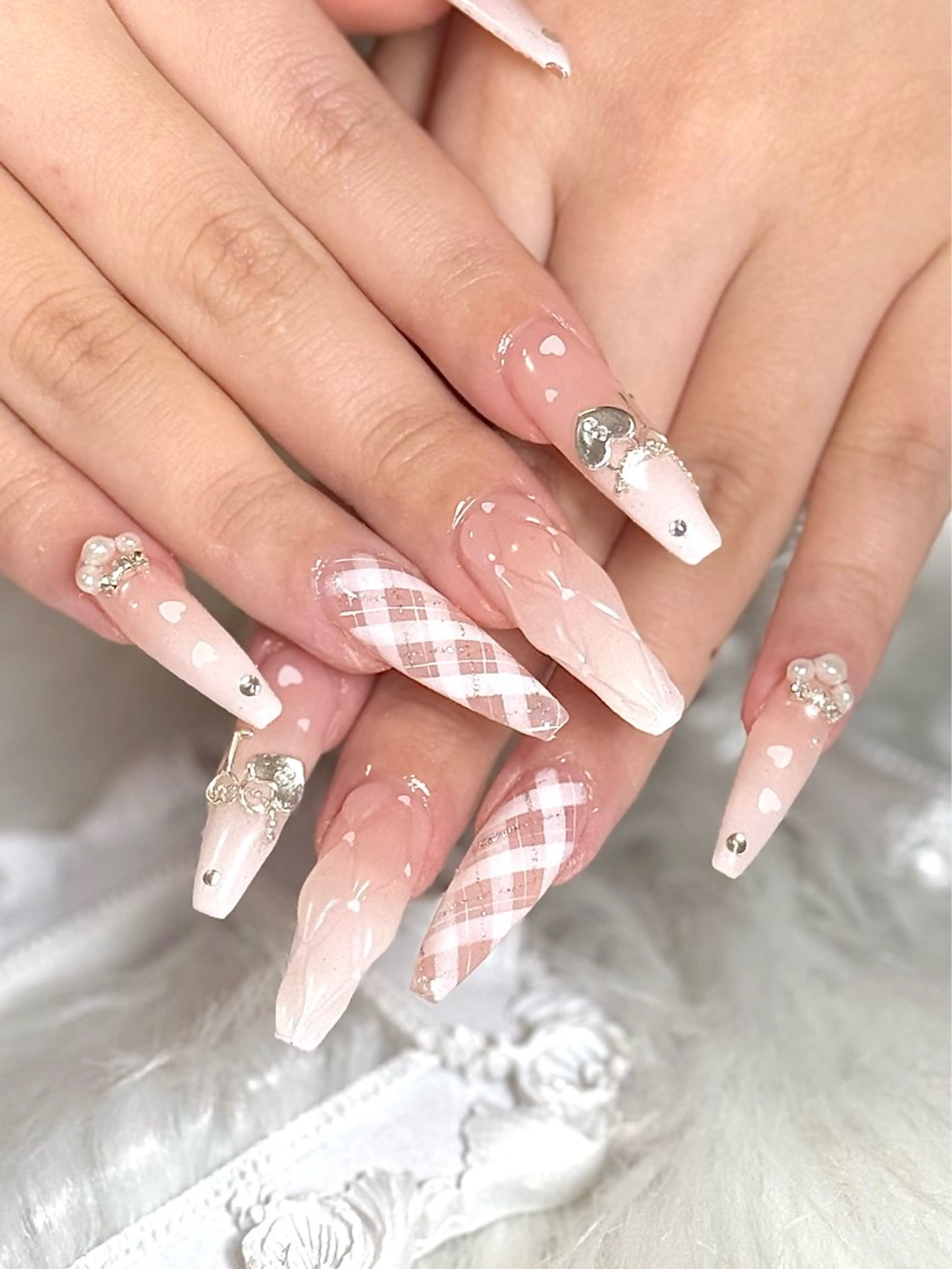 ネイル ハンドネイル ルシイ🎀新宿長さ 出しパーツ専門店のネイルデザイン