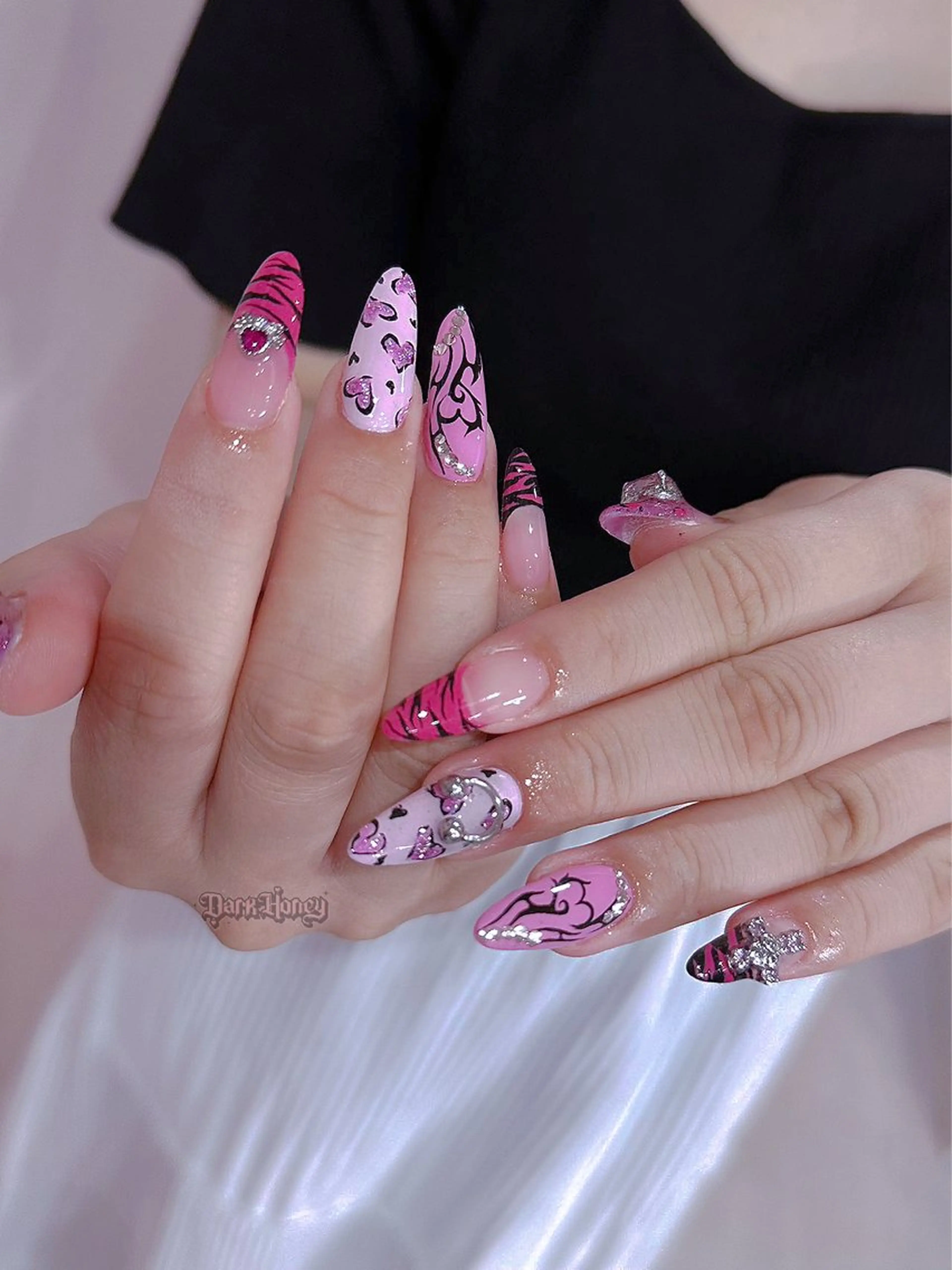 ネイル ハンドネイル Dark honey スカルプ専門原宿店のネイルデザイン