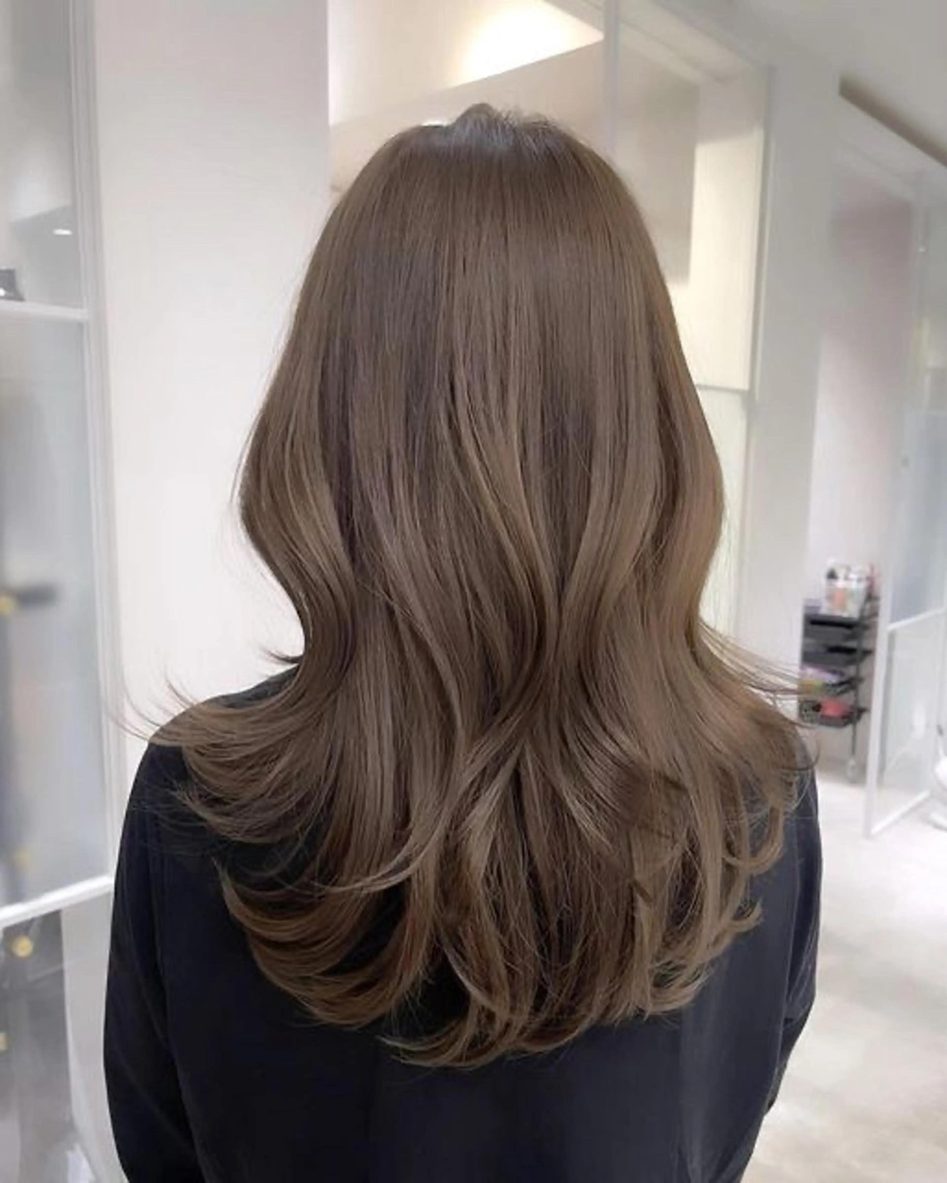 ロング カラー ブラウンカラー オリーブブラウン レイヤーカット サキ🤍ハイトーン 🩰くびれ巻きヘアのヘアスタイル