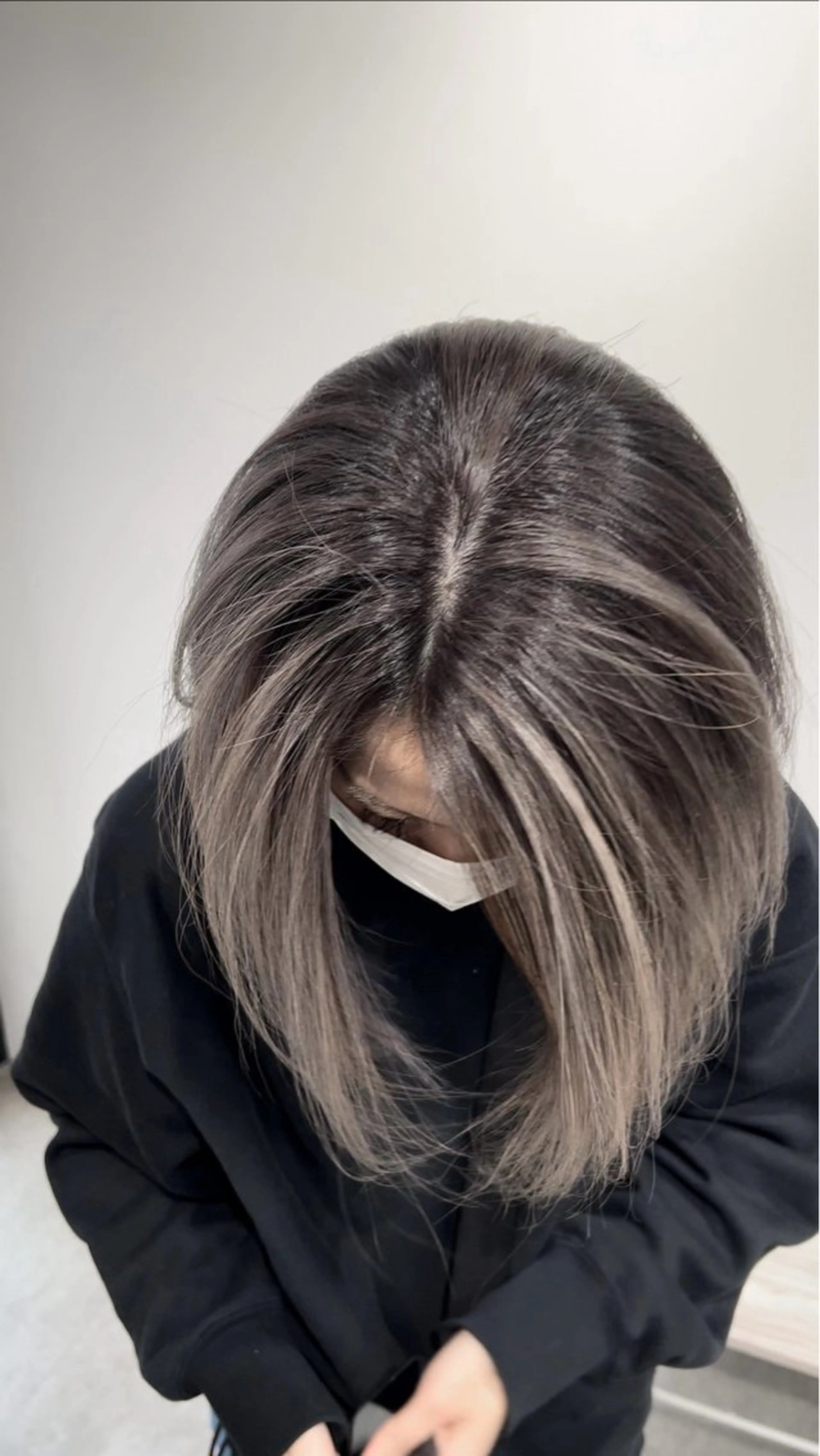 ミディアム カラー バレイヤージュ シルバー ホワイトシルバー レイヤーカット バレイヤージュ /ハイライト/もときのヘアスタイル