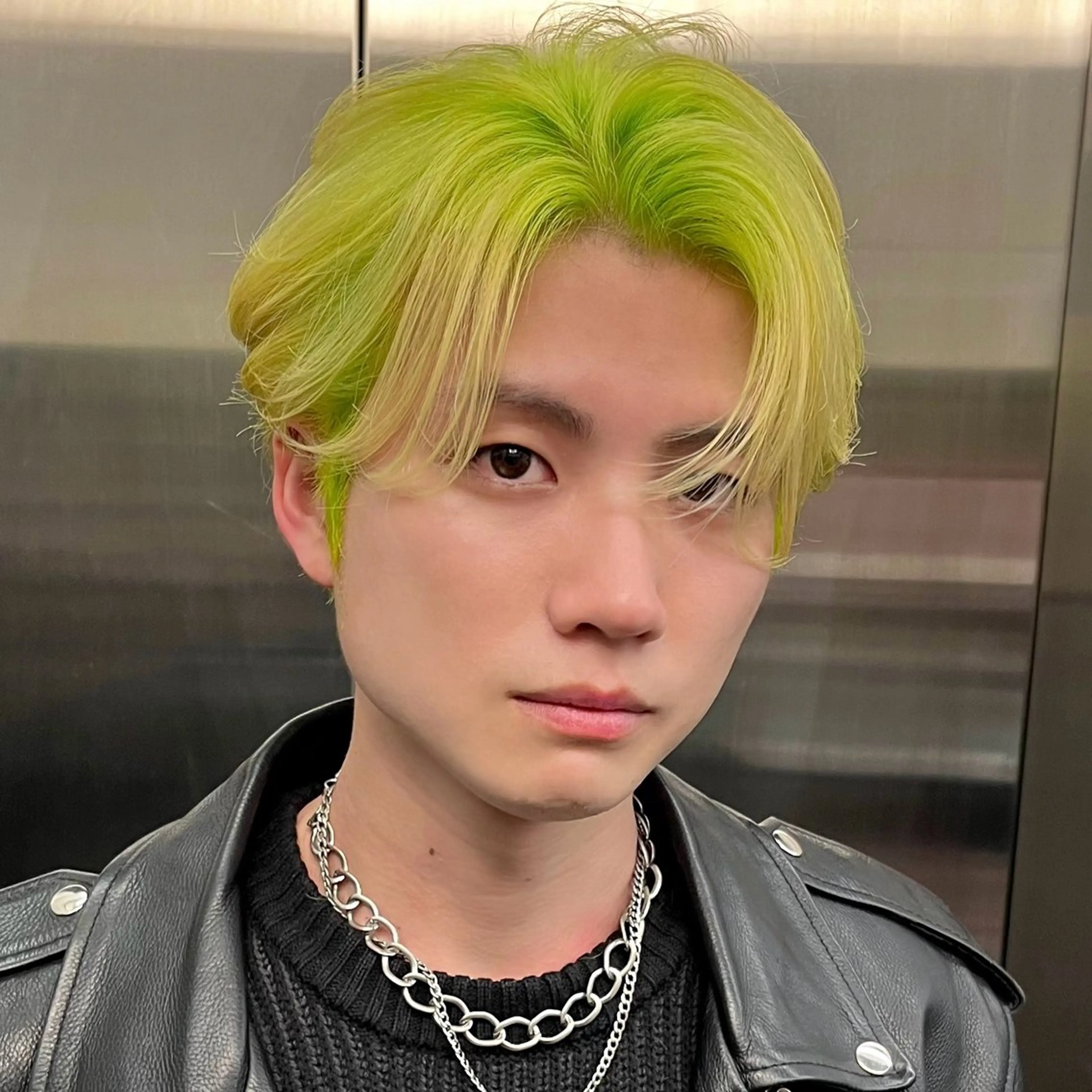 カラー カット ヘアカラー トリートメント ウルフとデザイン カラーの神のヘアスタイル