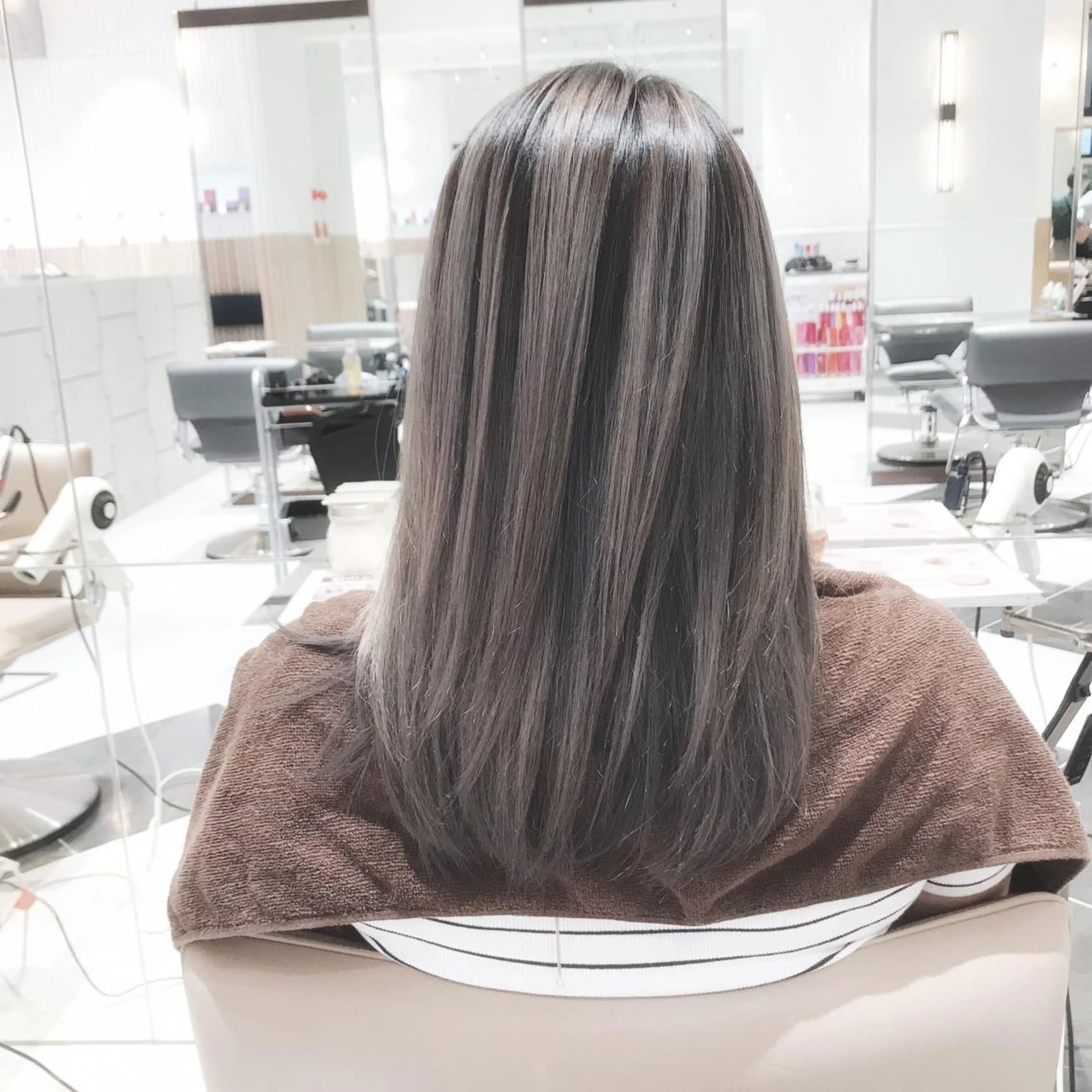 ミディアム カラー バレイヤージュ ベージュカラー デザインカラー シルバー シルバーベージュ カット ヘアカラー ボブ/ハイトーン 立川loose 下田のヘアスタイル