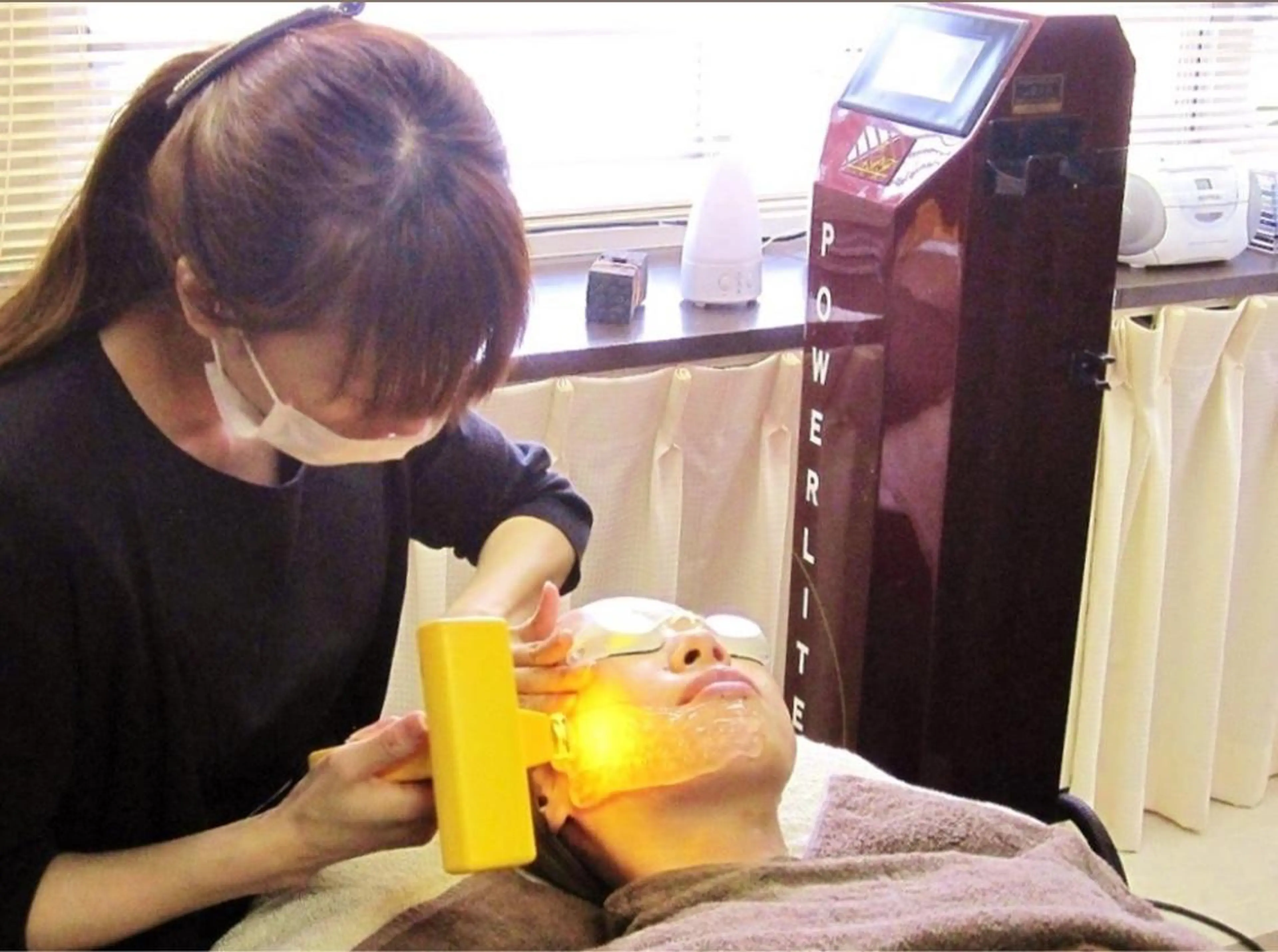 大人気光フェイシャル🩵毛穴ニキビ肌 劇的 肌改善！ ミニモ特別価格✨全顔照射 リフトアップ🫧の写真