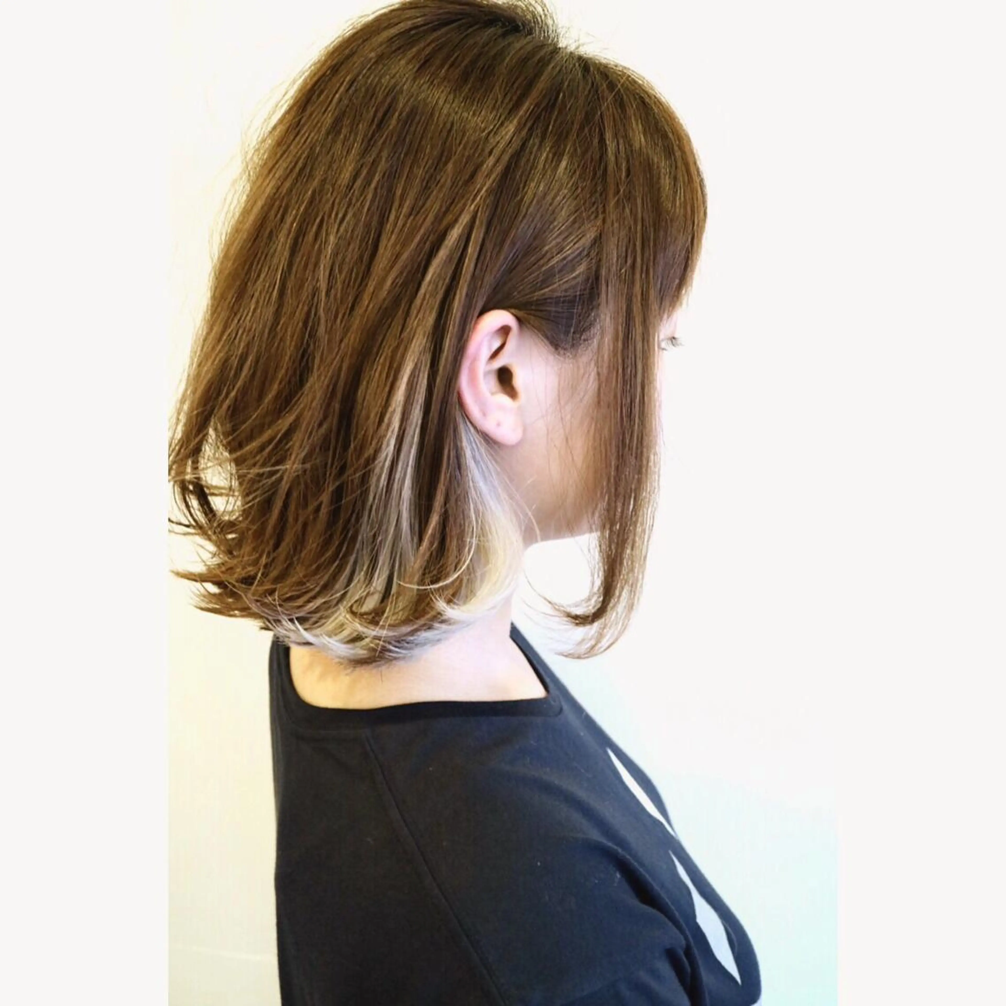 ミディアム カラー ブリーチ グレージュ インナーカラー OFF YUYAのヘアスタイル