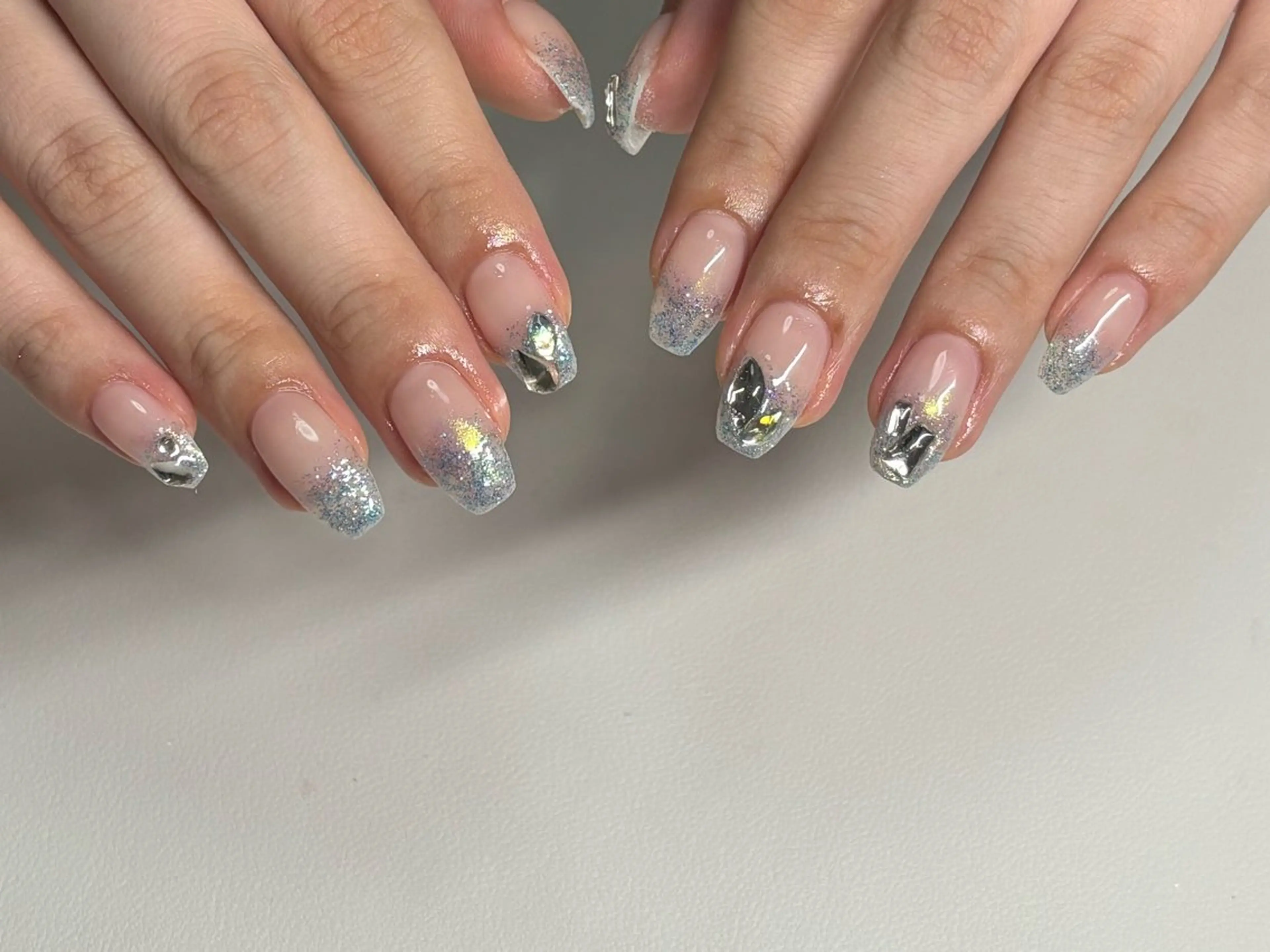 ネイル オーロラネイル グラデーション ラメ(グリッター) ラメグラデーション ミラーネイル ハンドネイル nayu nailのネイルデザイン