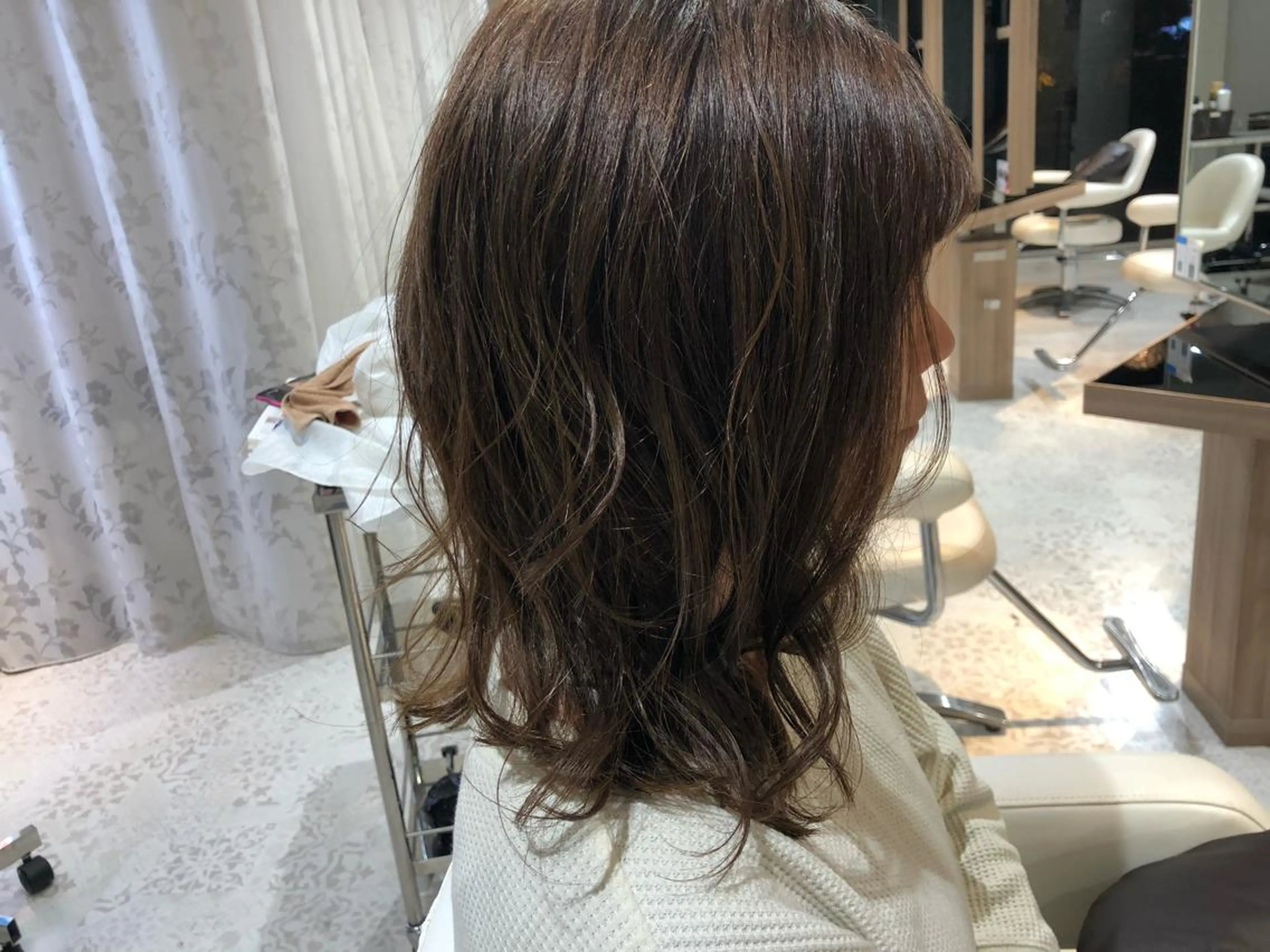 ミディアム 辻本 夏子のヘアスタイル