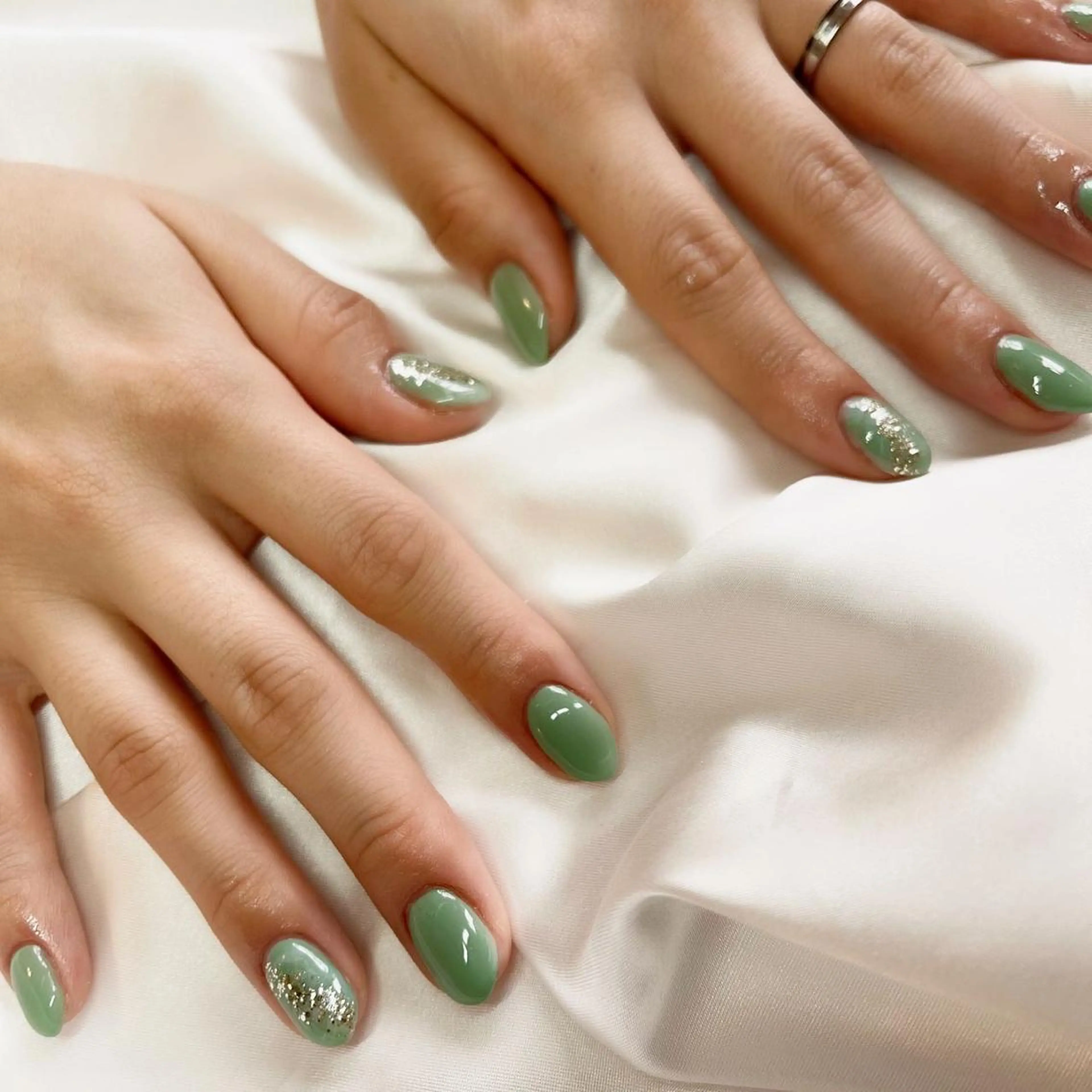 ネイル ゴールド グリーン ラメ(グリッター) ニュアンスネイル BINEL REINAのネイルデザイン