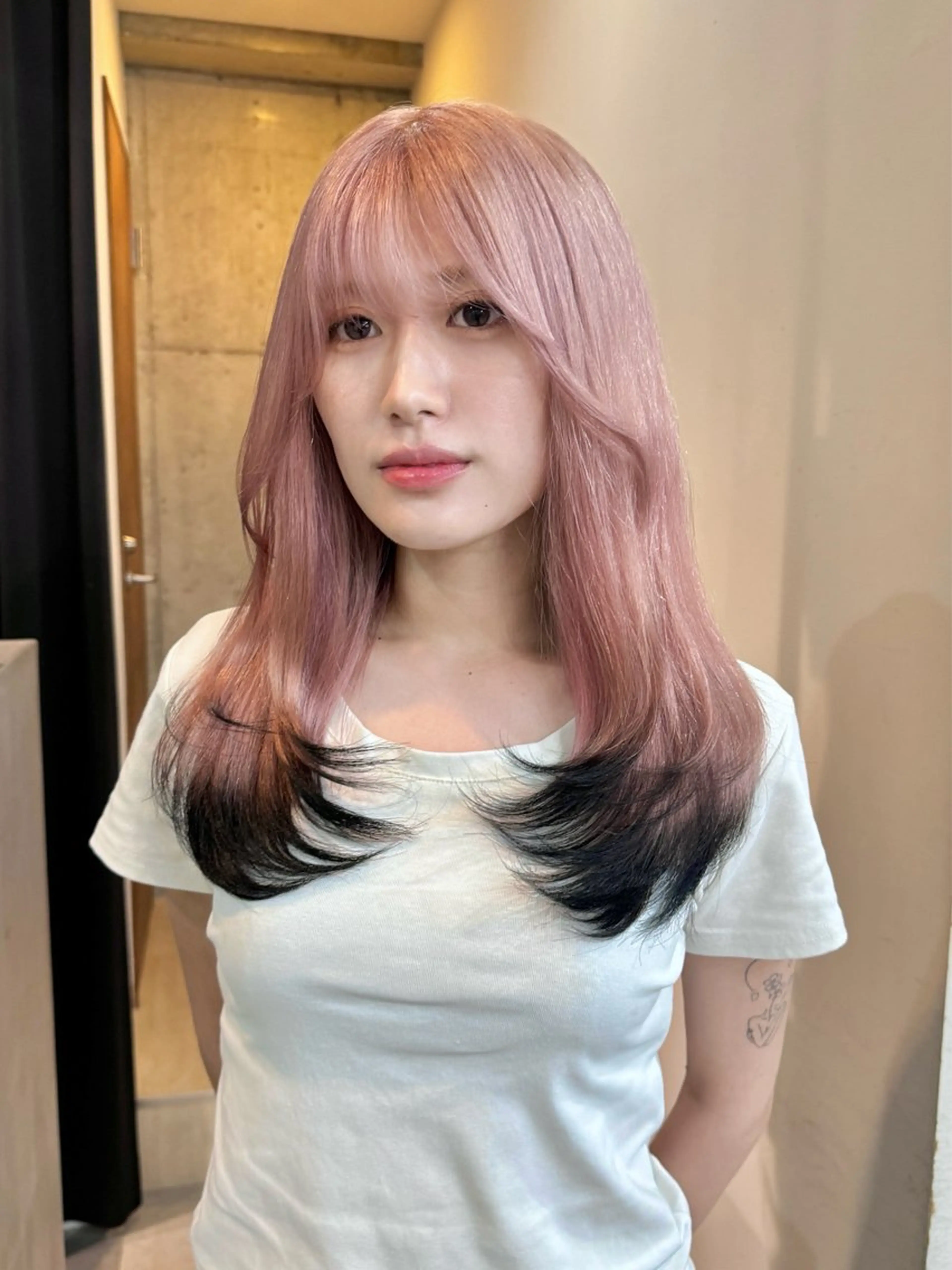 セミロング カラー ベージュカラー ピンクカラー ピンクベージュ ヘアカラー トリートメント 切りっぱなしボブ/ ブリーチカラー/大塚のヘアスタイル