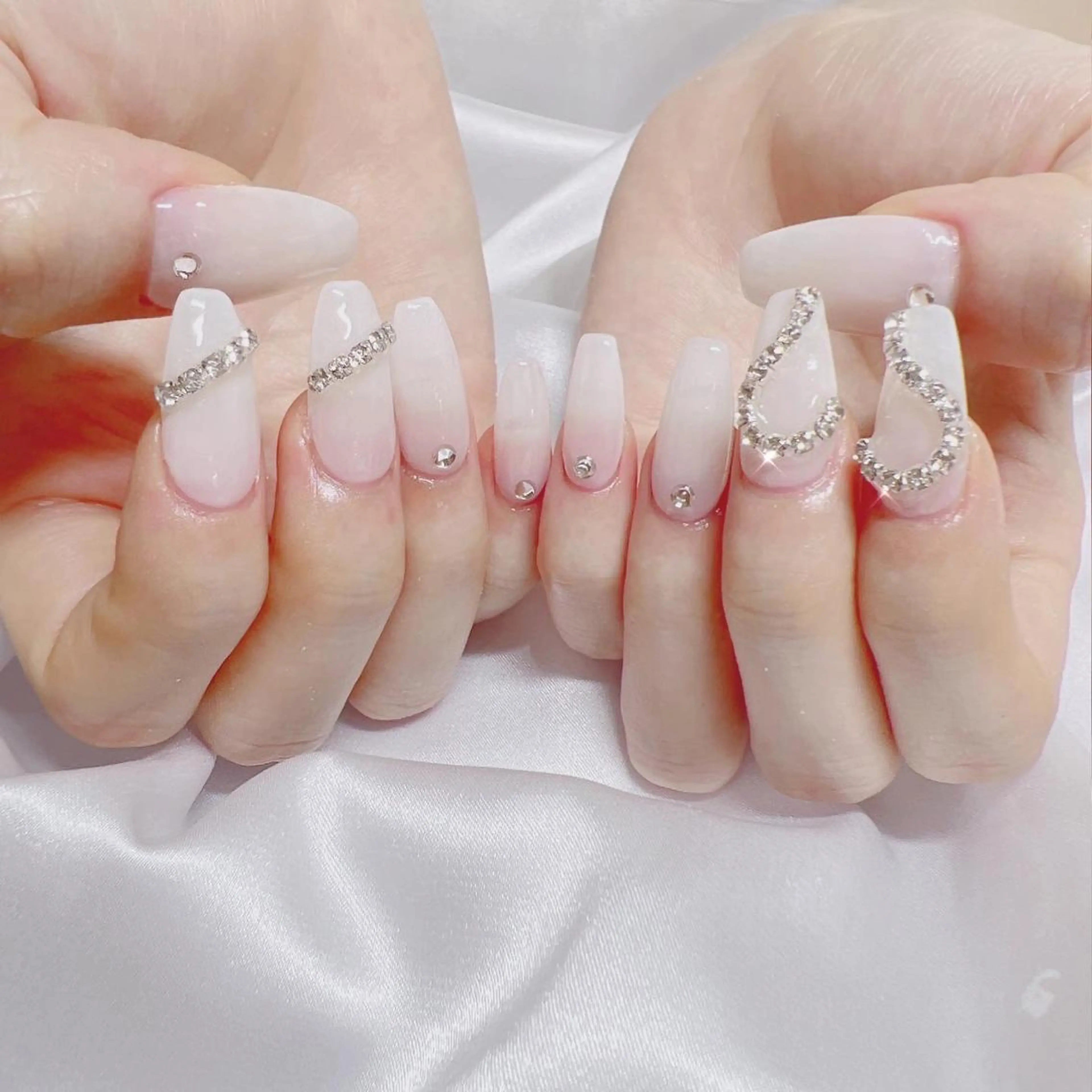 ネイル オーロラネイル フットネイル フレンチネイル ジェルネイル 韓国ネイル ハンドネイル ハンドケア 【ENサロン】 Rei🎀Nailのネイルデザイン