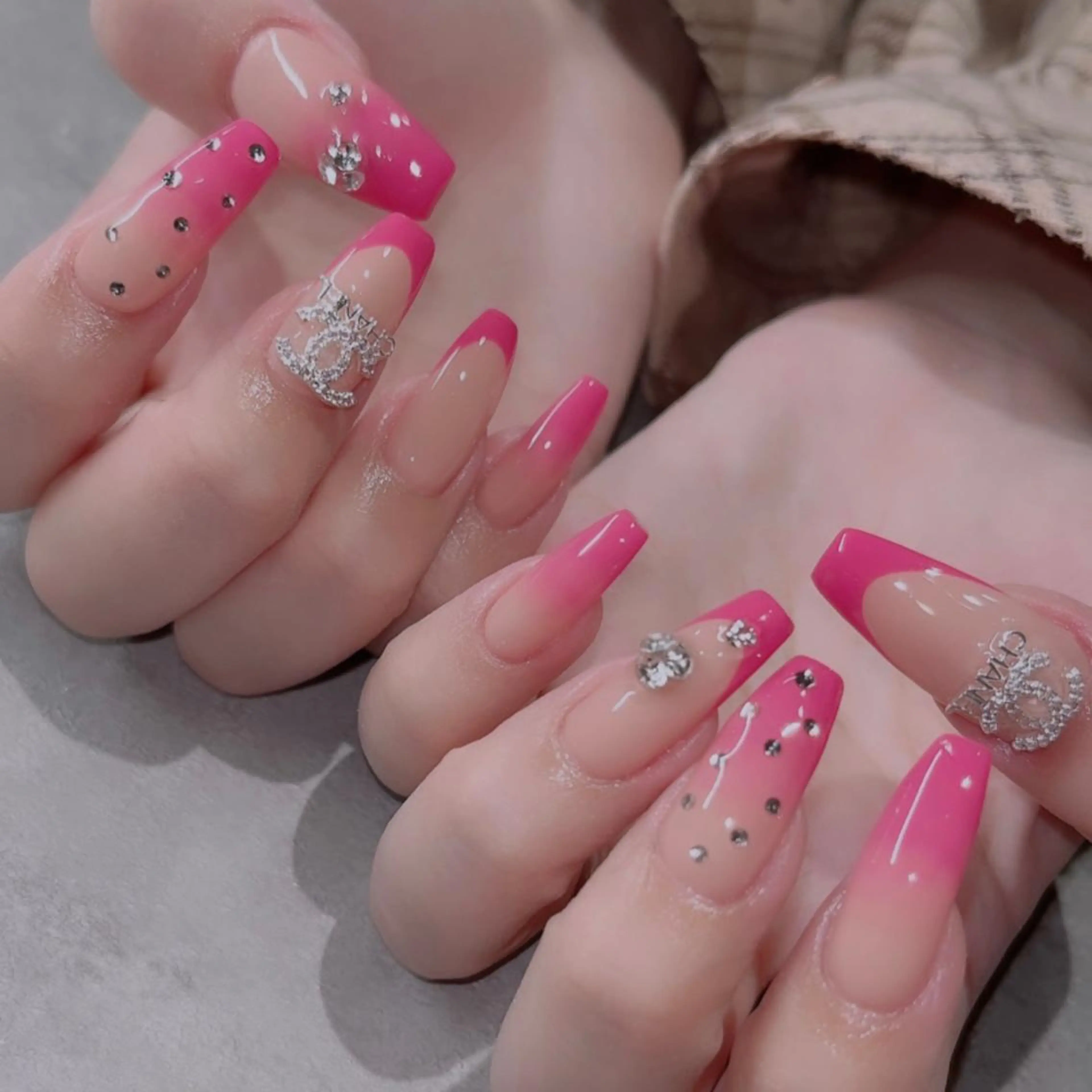 ネイル フットネイル フレンチネイル ジェルネイル ラメ(グリッター) ラメグラデーション ハンドネイル NEO Beauty Salon所属・𝐍𝐄𝐎 𝐉𝐔𝐑𝐈のネイルデザイン