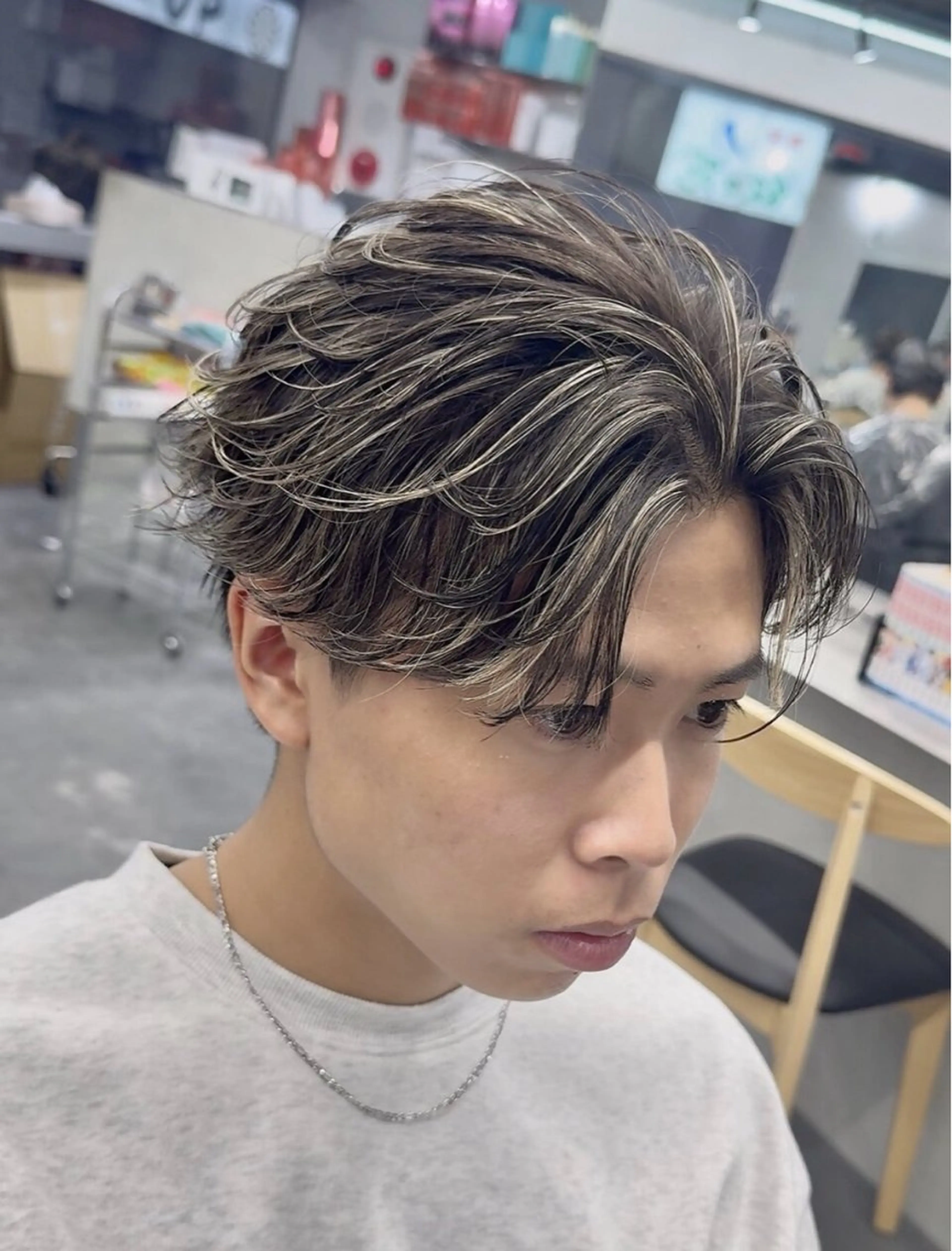 カラー パーマ メンズ フェザーパーマ メンズハイライト メンズパーマ ハイライトカラー カット ヘアカラー パーマ fifth 原宿店所属・fifth原宿 今村圭一のヘアスタイル