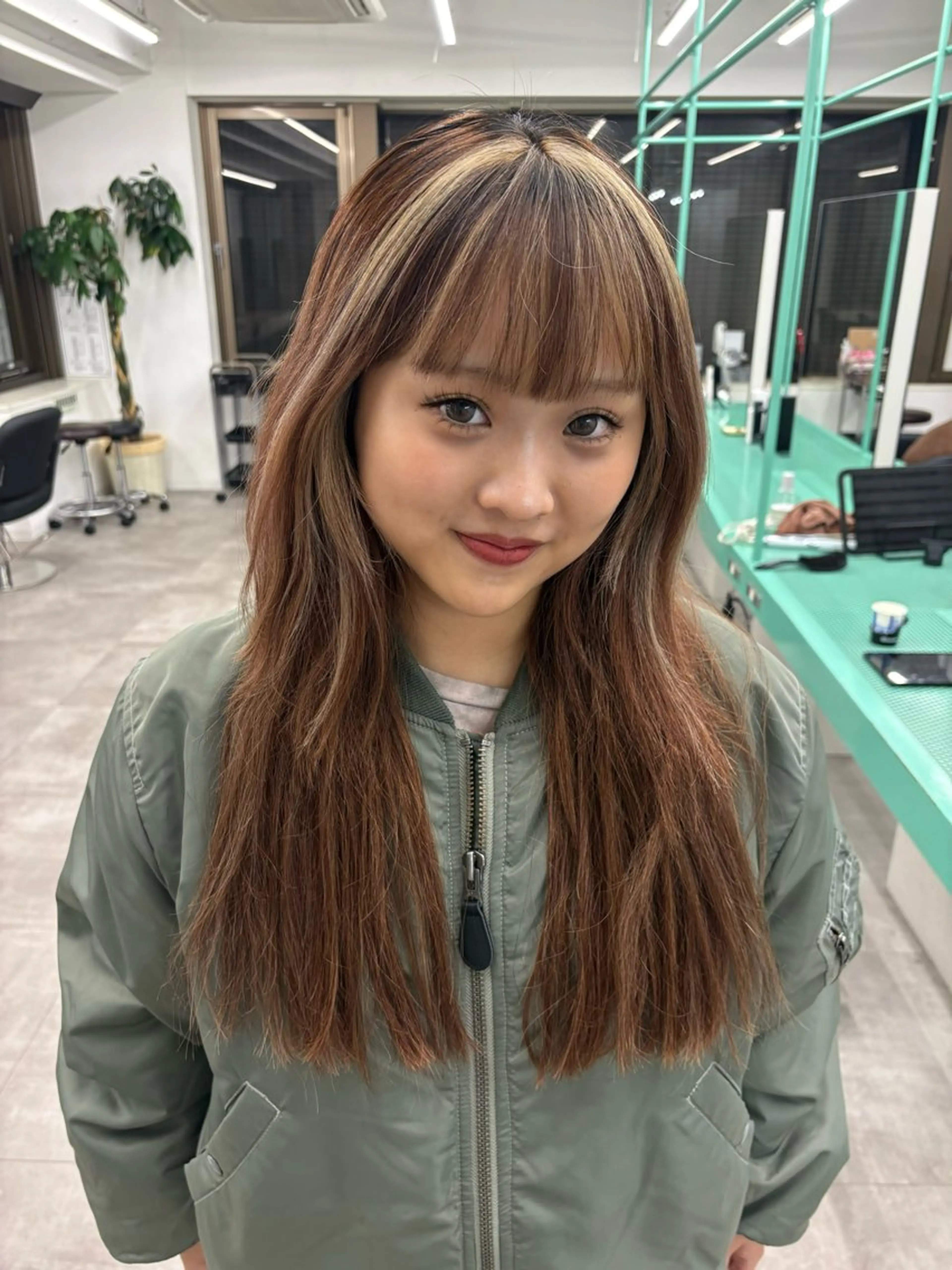 ロング カット ヘアカラー 綾乃／デザインカラー ／ハイトーン／ボブのヘアスタイル