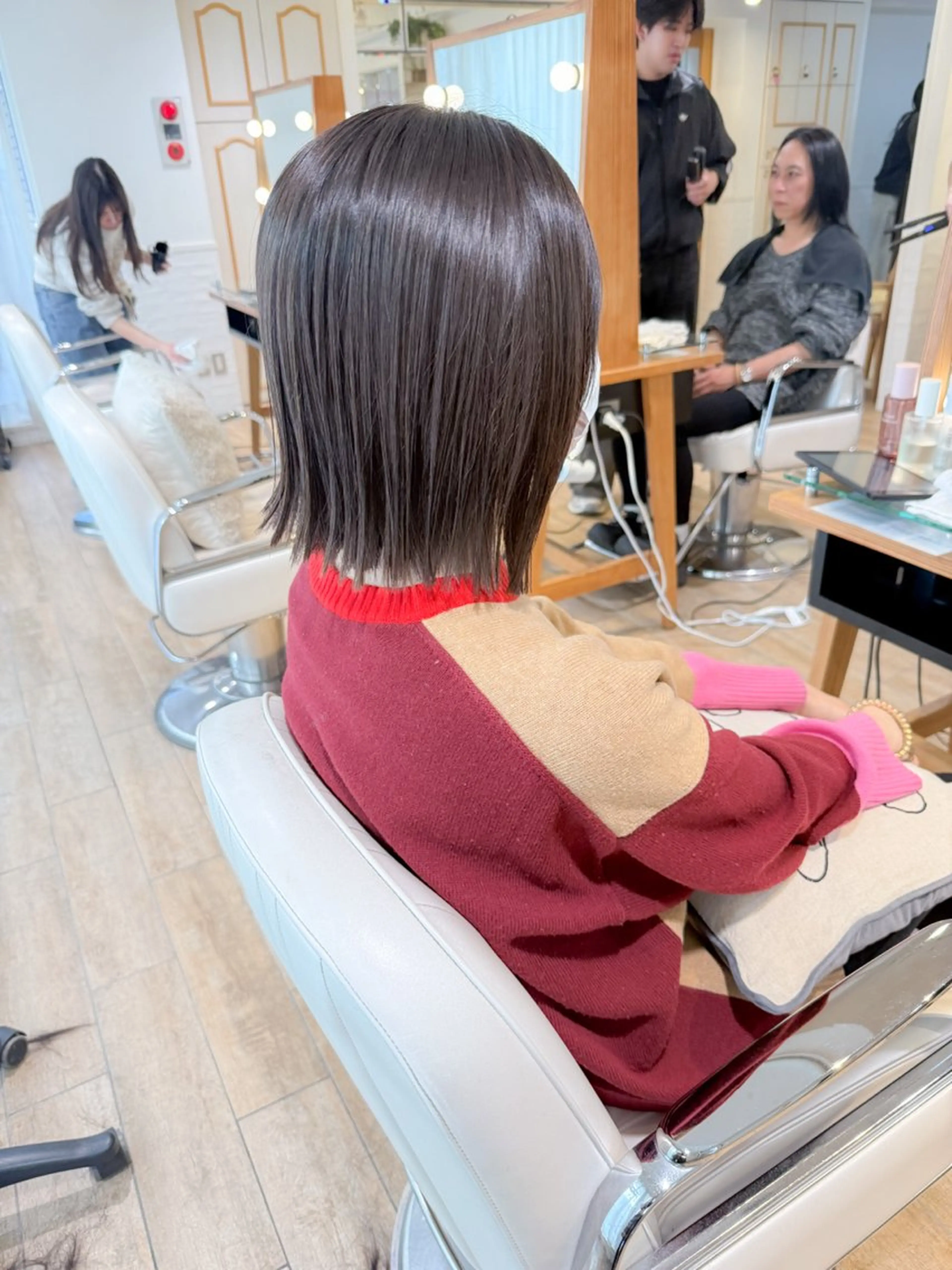 ミディアム カラー 切りっぱなしボブ ハイライトカラー ボブ ハイライト 外ハネヘア カット ヘアカラー トリートメント ✨カラー支持No.1 🧸ワキ カナコ🧸のヘアスタイル