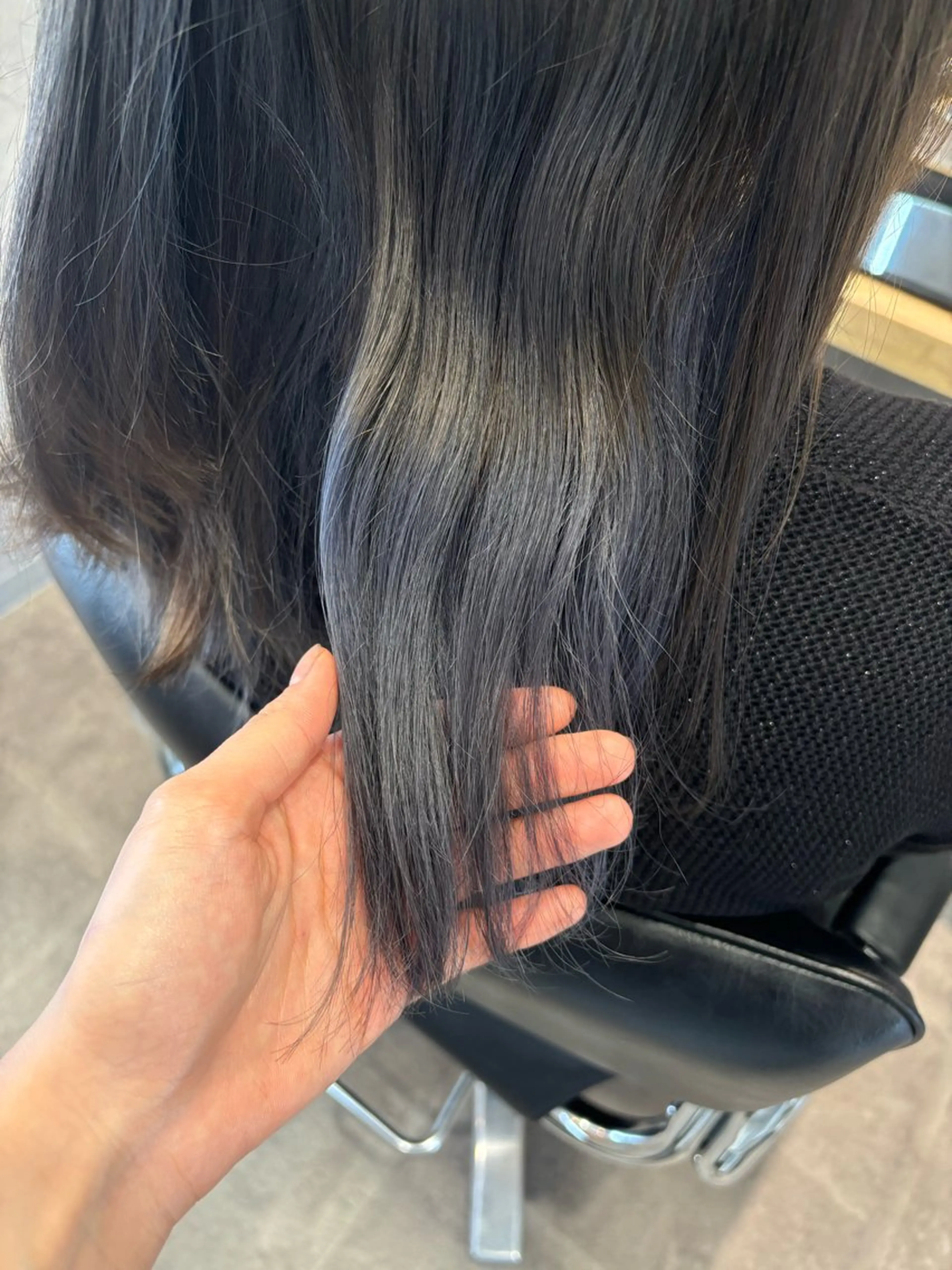 ミディアム カラー アッシュ 萩原 あんのヘアスタイル