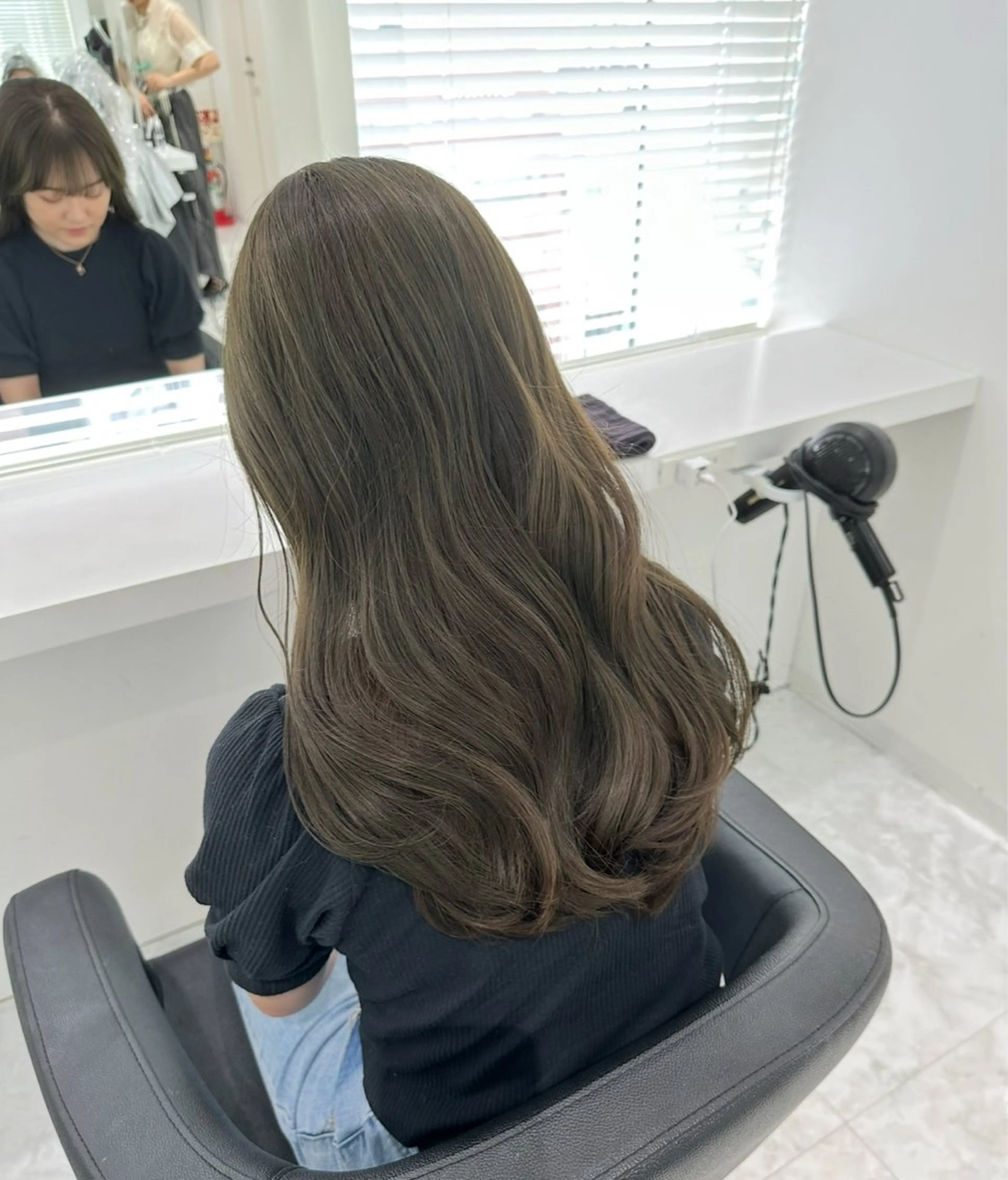 セミロング カラー ヘアアレンジ ベージュカラー 透明感カラー オリーブベージュ 学生 ヘアカラー トリートメント ヘアセット 🩵ダメージレス艶感 ハイトーン🩷のヘアスタイル