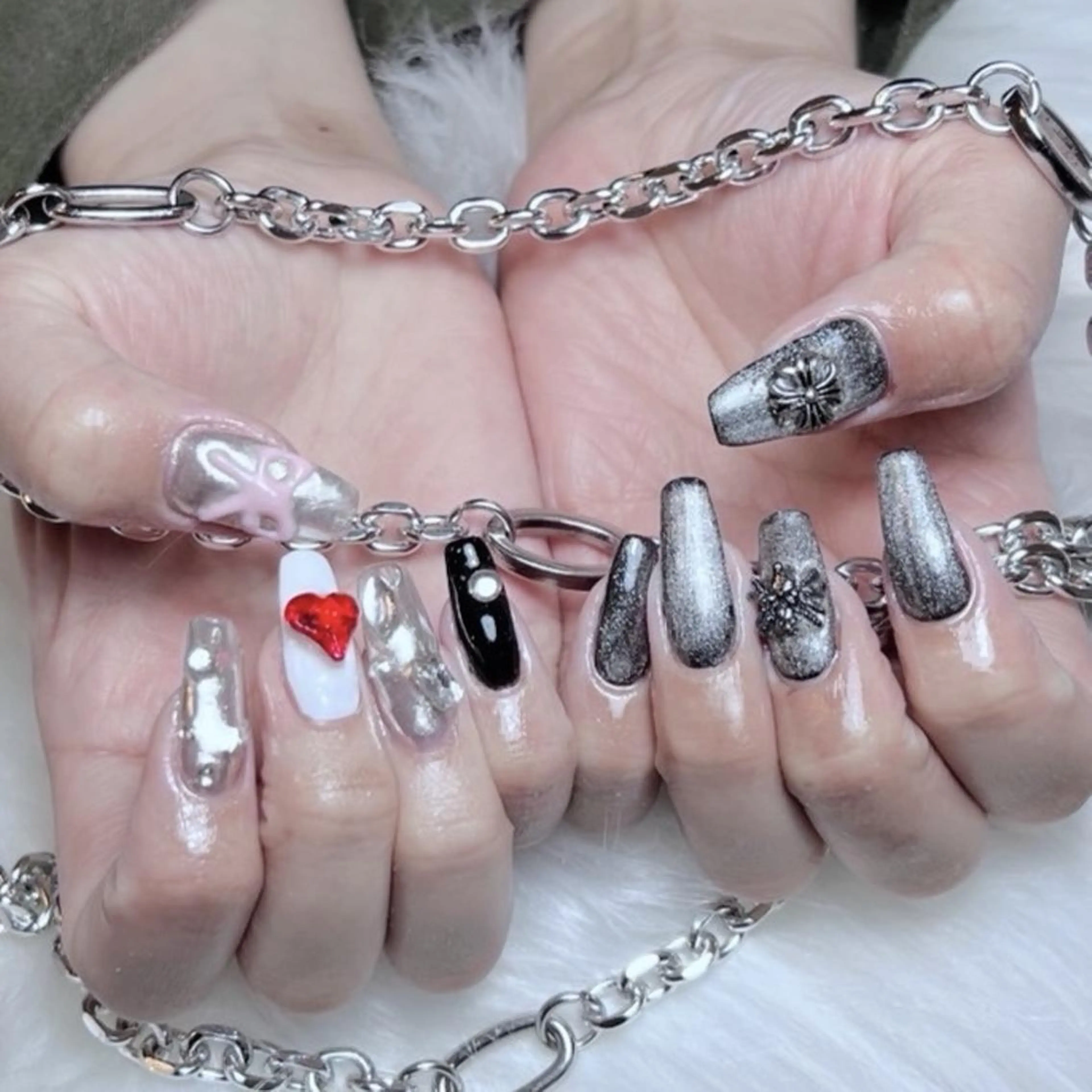 ネイル RAFFINE 月🦋🩵のネイルデザイン