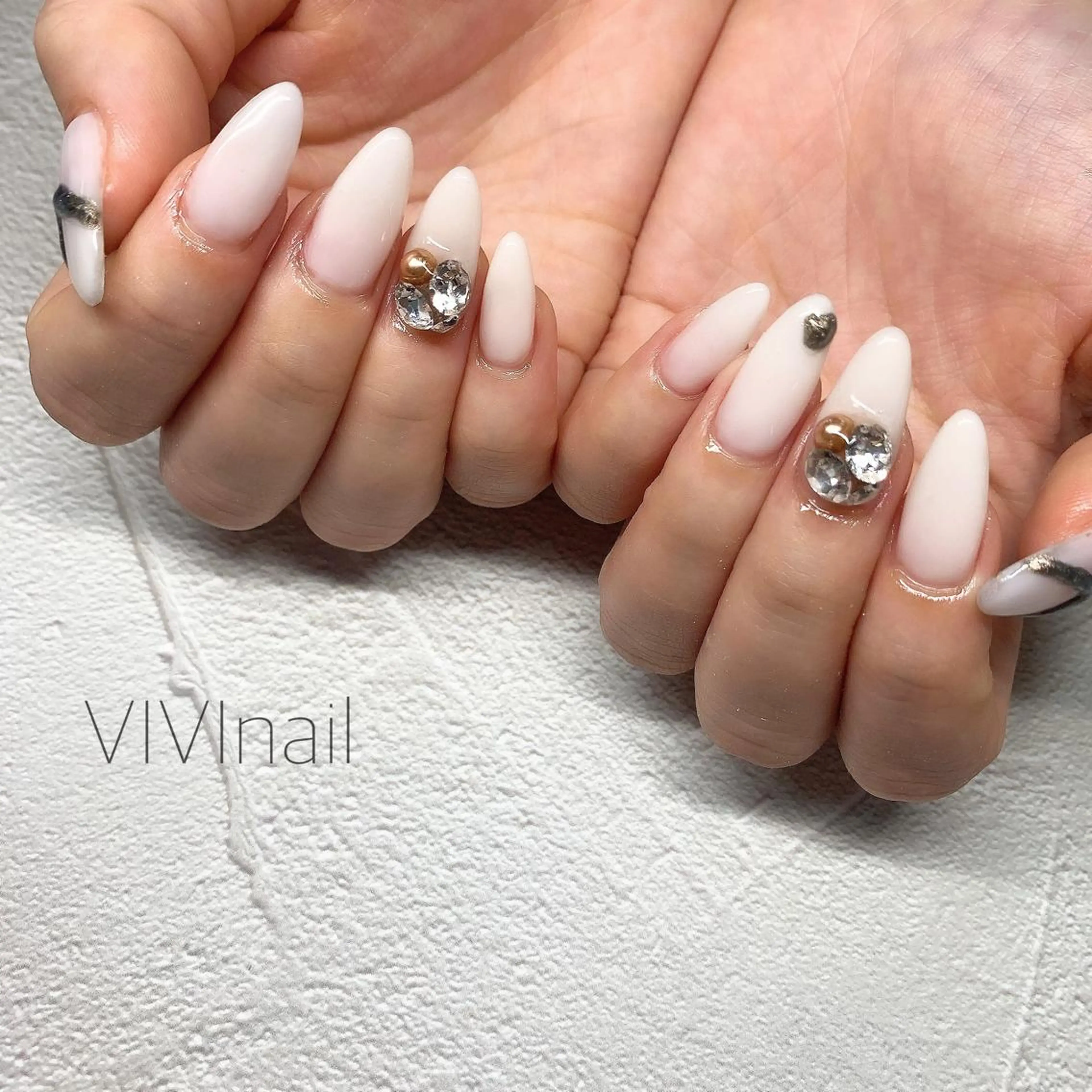 ネイル ホワイト ハンドネイル vivi nailのネイルデザイン