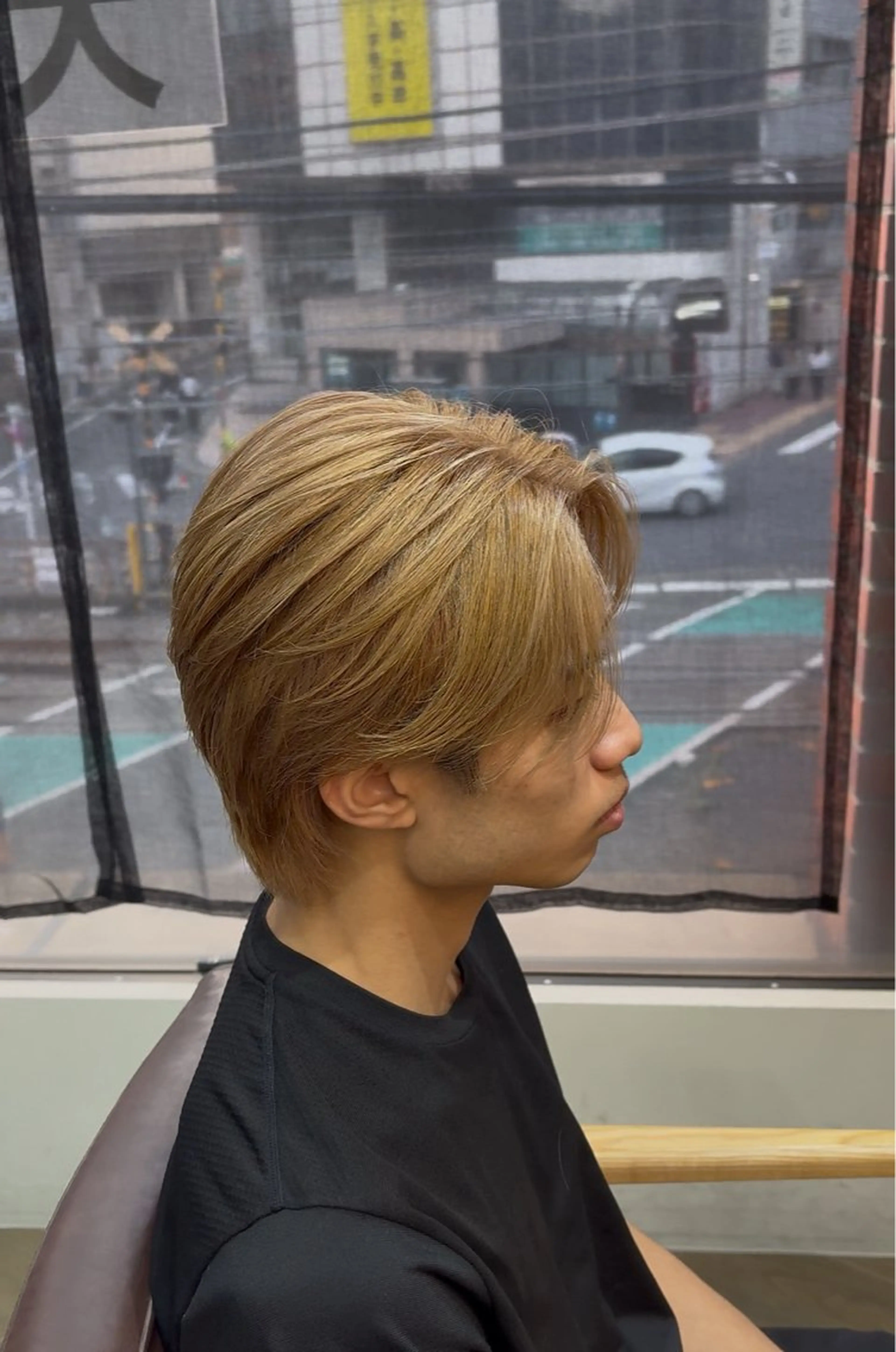 ショート カラー メンズ センターパート ベージュカラー ミルクティーベージュ カット ヘアカラー 韓国メンズヘア/ 毛流れヘア　須田龍世のヘアスタイル