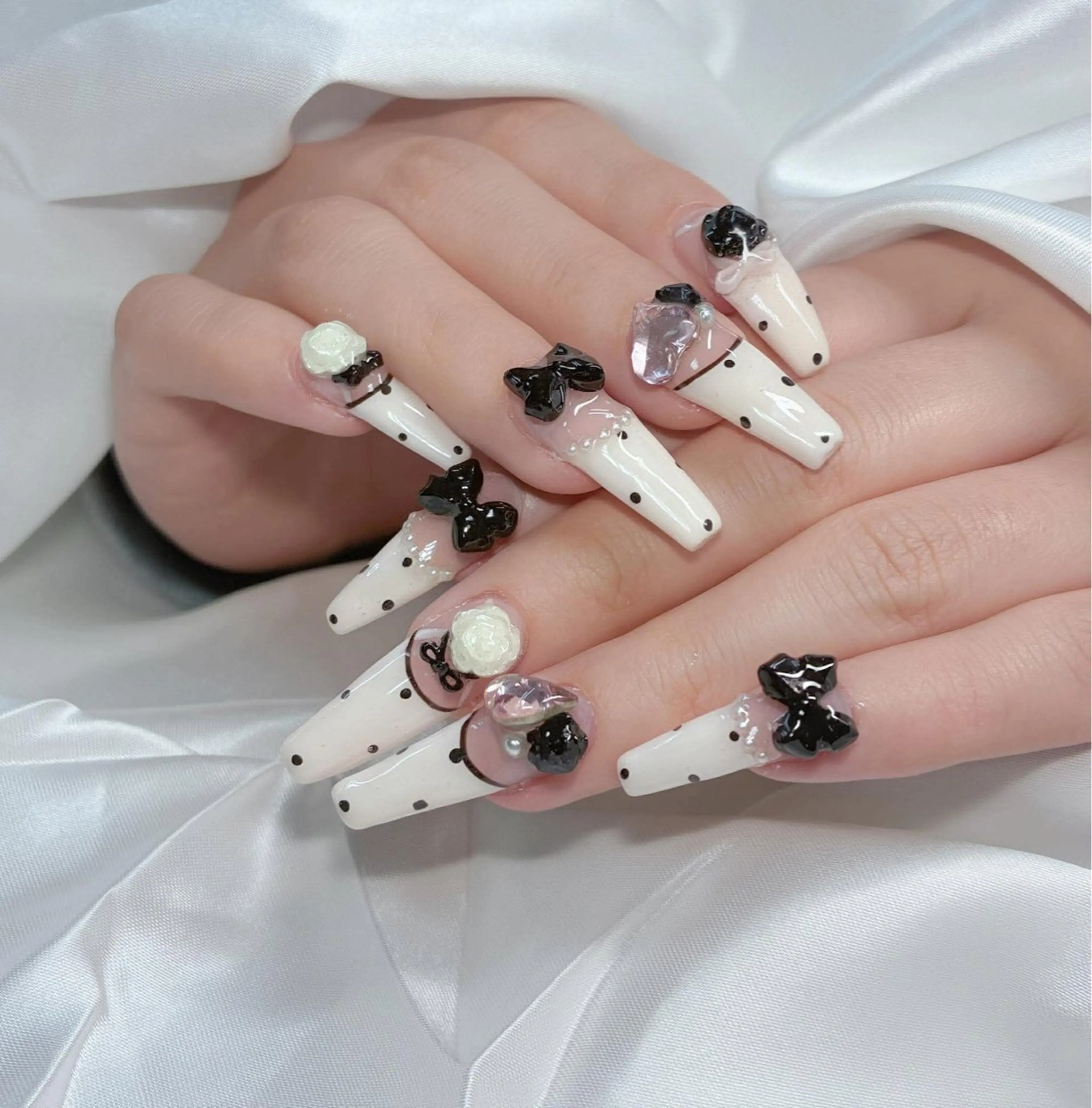 ネイル 桜ネイル フレンチネイル グラデーション 韓国ネイル マグネットネイル ハンドネイル Squeen Nailのネイルデザイン