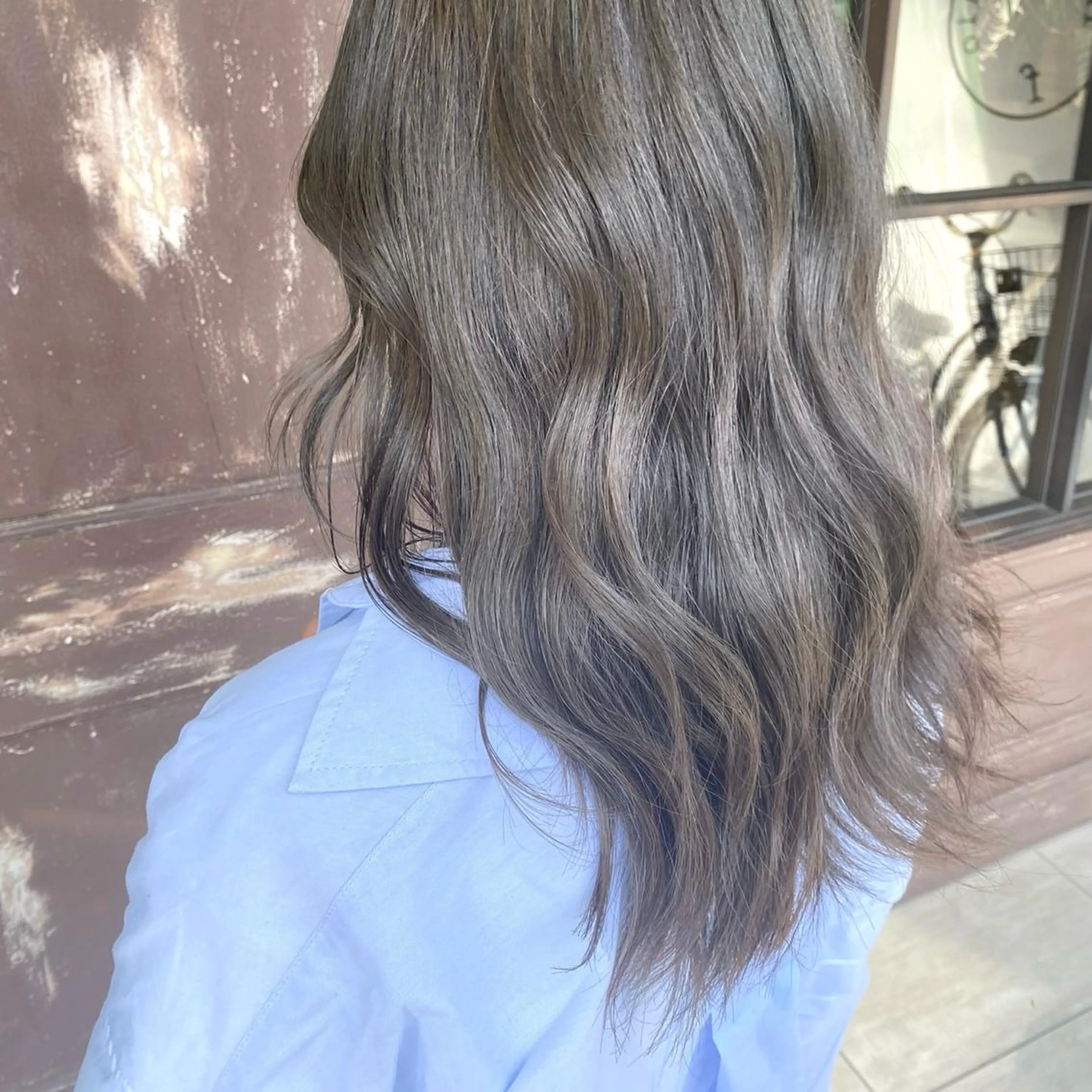 セミロング カラー グレージュ 川越 輝梨奈のヘアスタイル