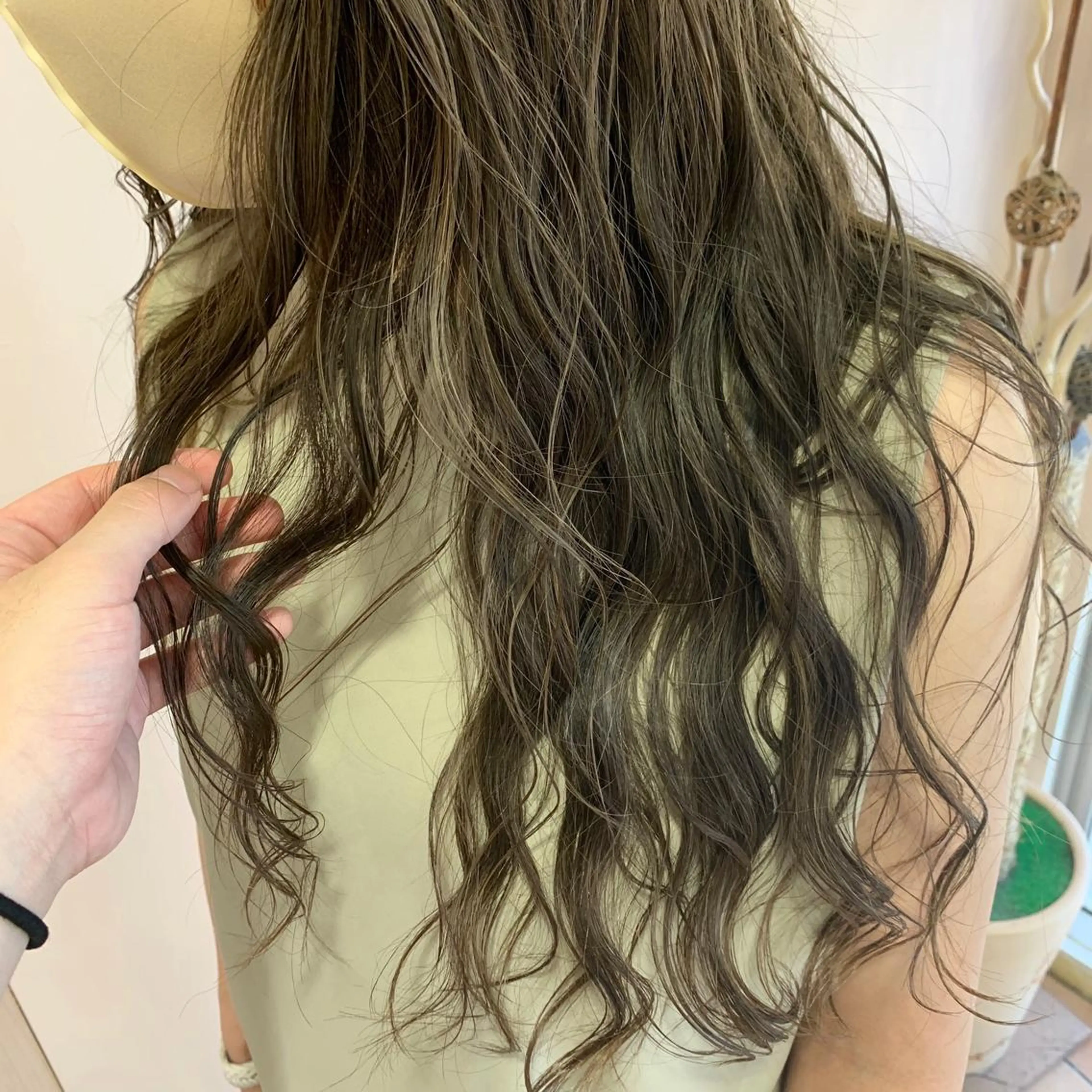 ロング カラー ベージュカラー オリーブベージュ mimiiy梅田 中崎町ハイトーンのヘアスタイル