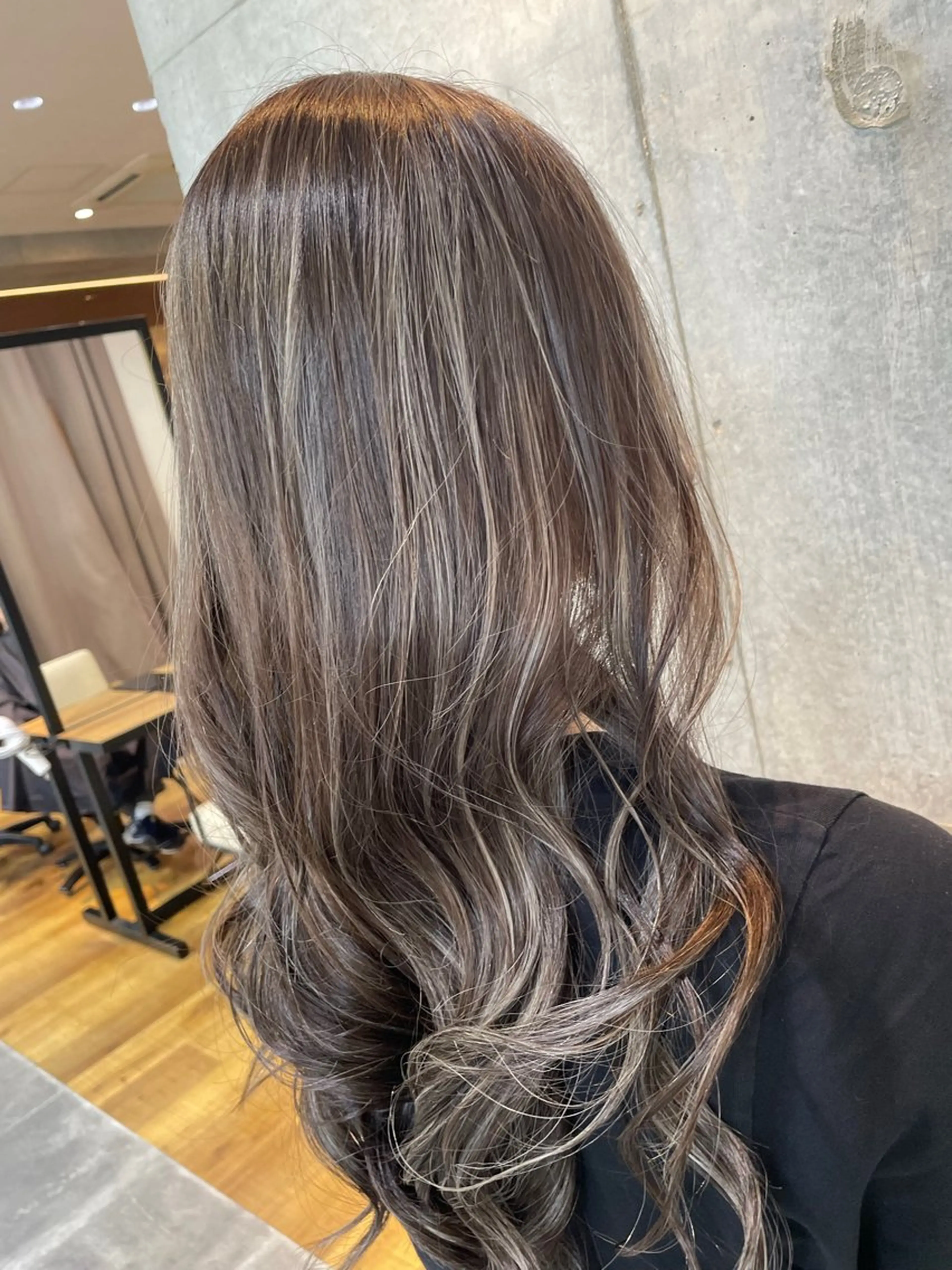 ロング カラー 塩崎 明菜のヘアスタイル