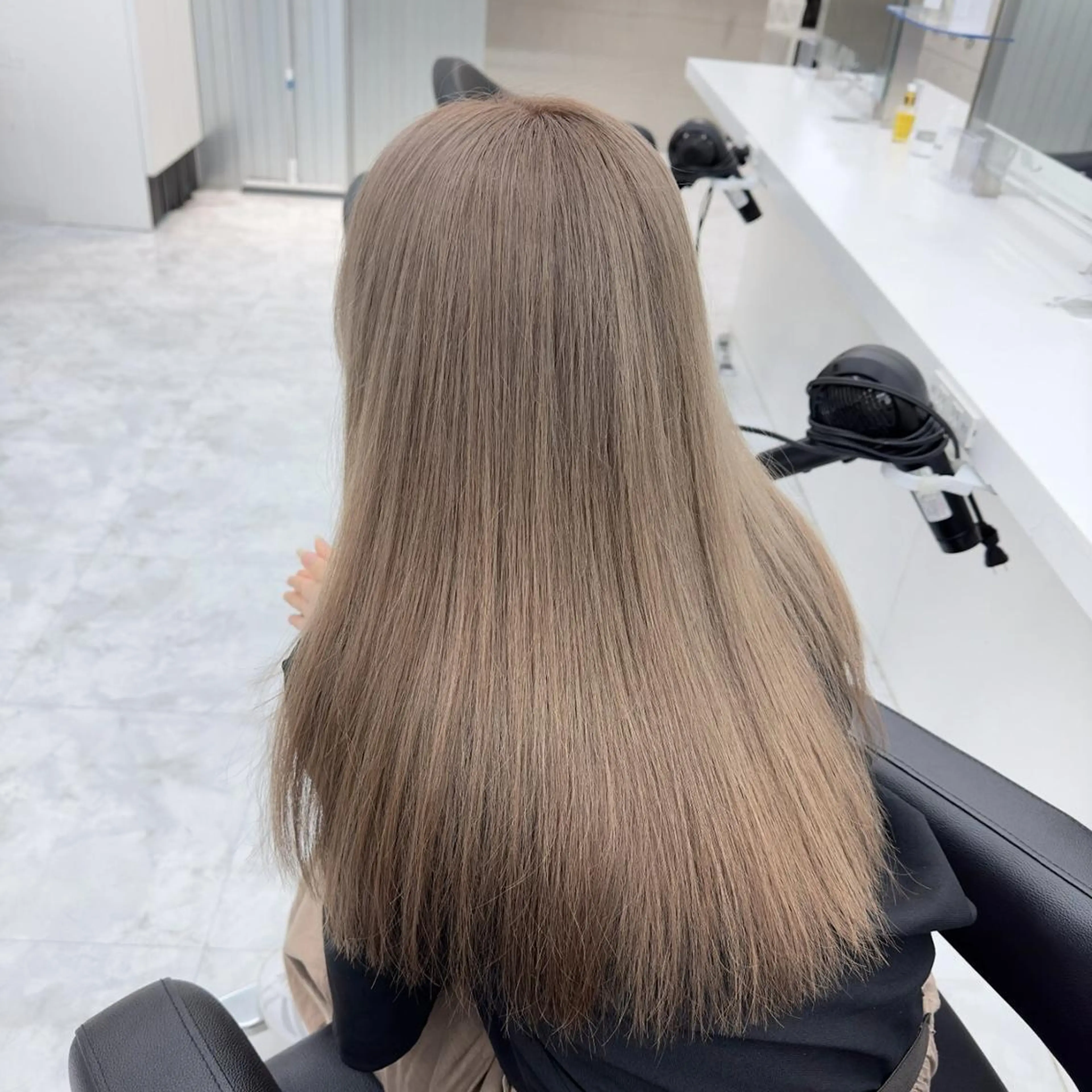 カラー 赤み消し韓国ヘア レイヤー縮毛🤍渡邉のヘアスタイル