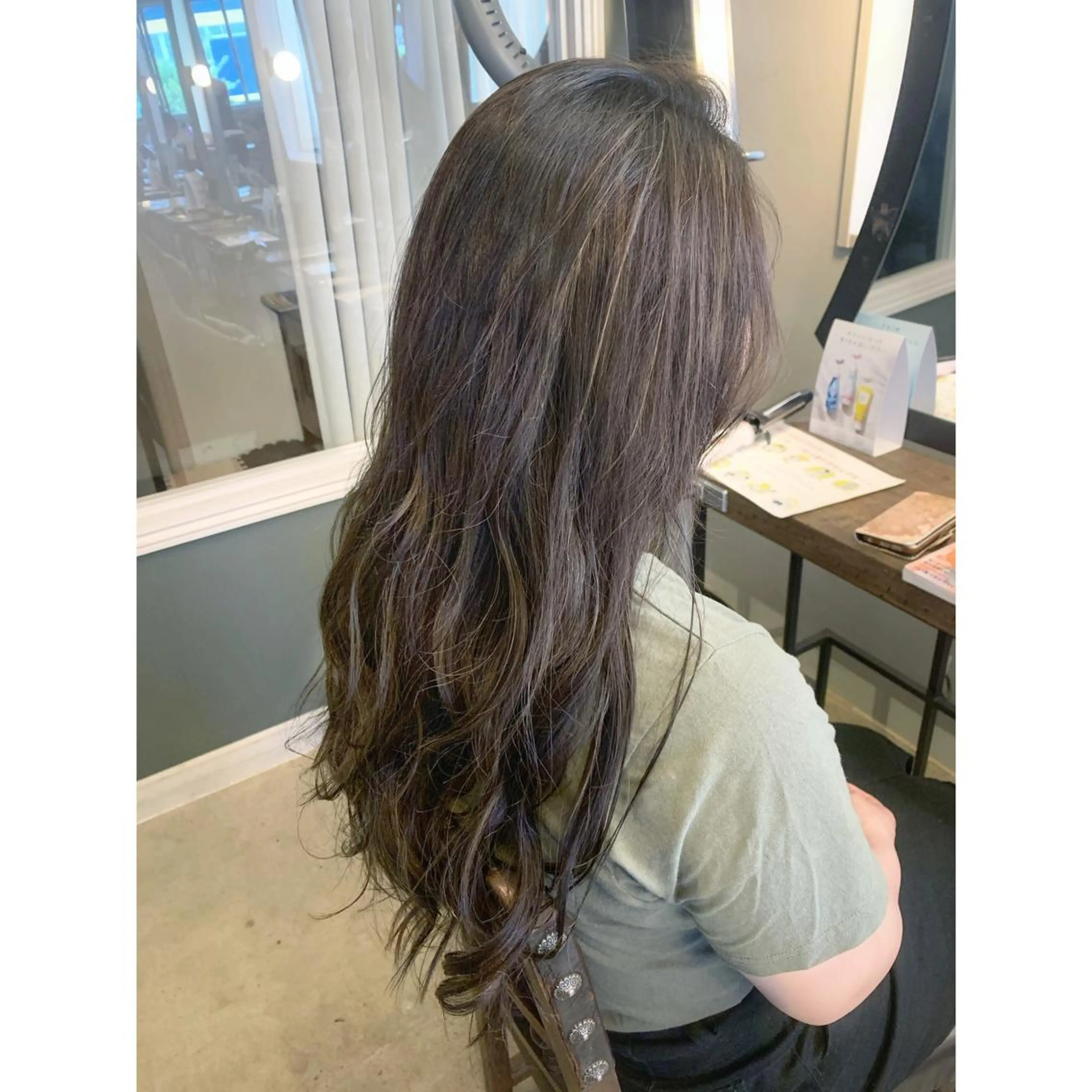 ロング カラー アディクシーカラー グレージュ ハイライトカラー ハイライト 佐藤 美紅のヘアスタイル