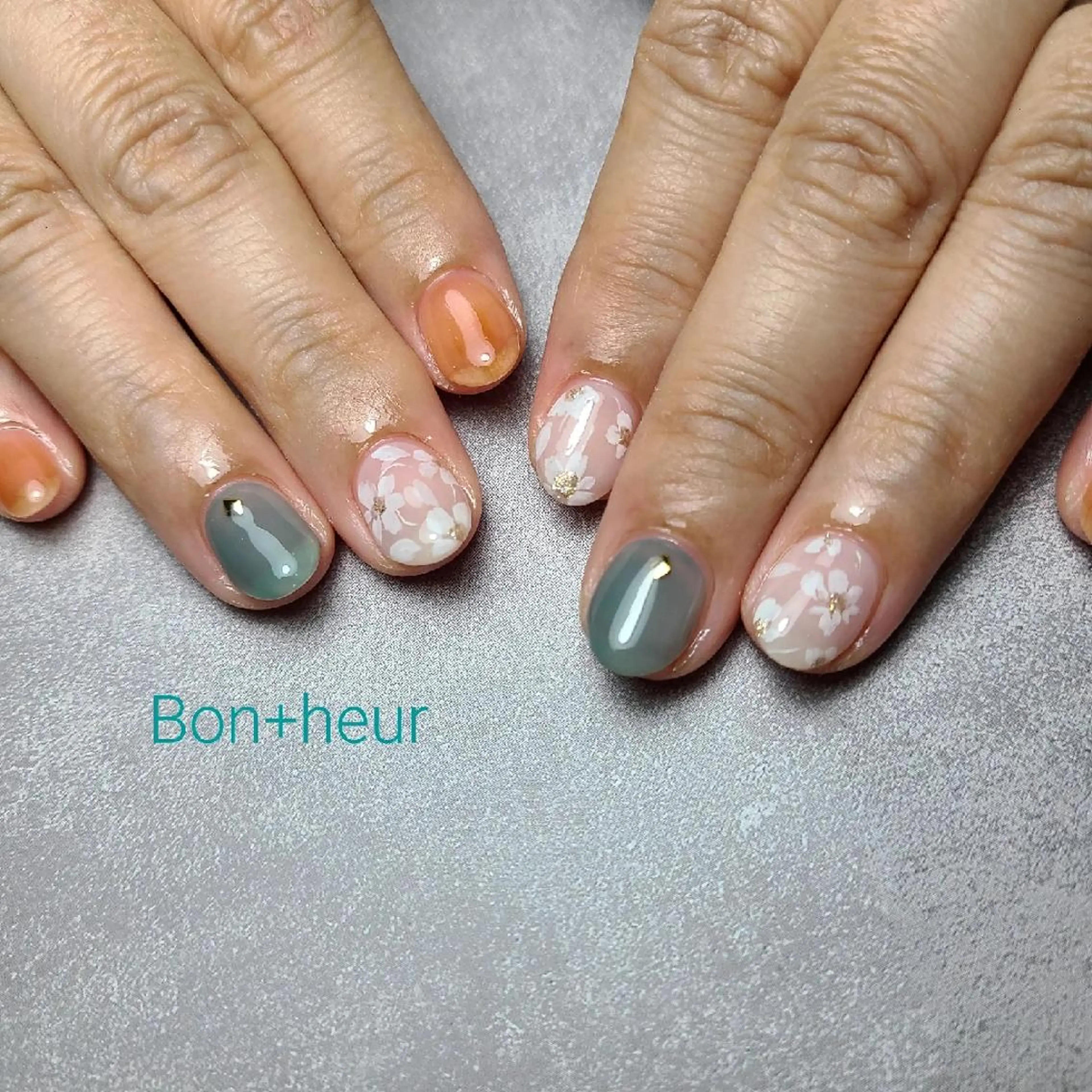 ネイル ブラウン フラワーネイル ジェルネイル ラメ(グリッター) ニュアンスネイル 宮口 紗子のネイルデザイン