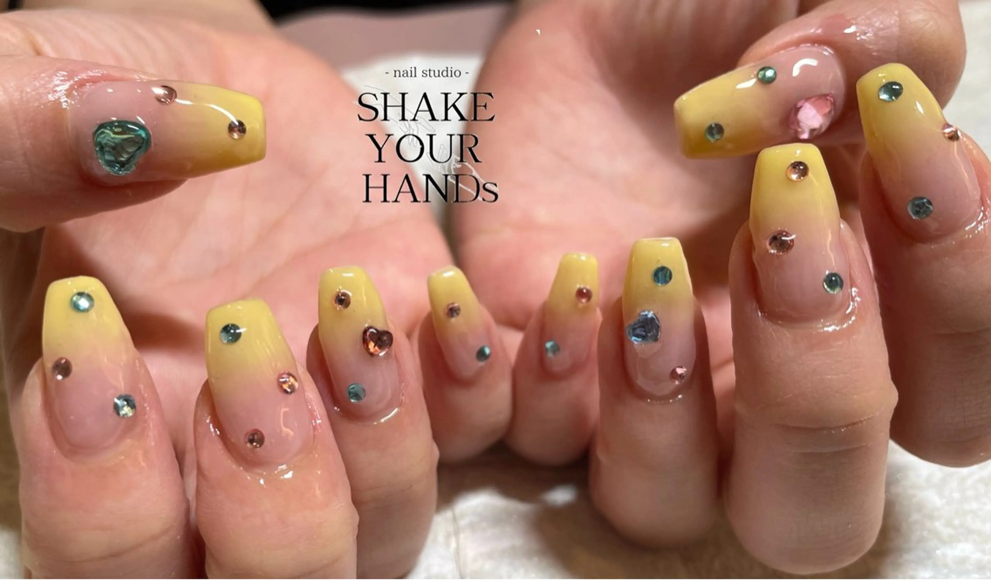 ネイル 黄色 ハンドネイル ネイルスタジオ シェイクユアハンズのネイルデザイン