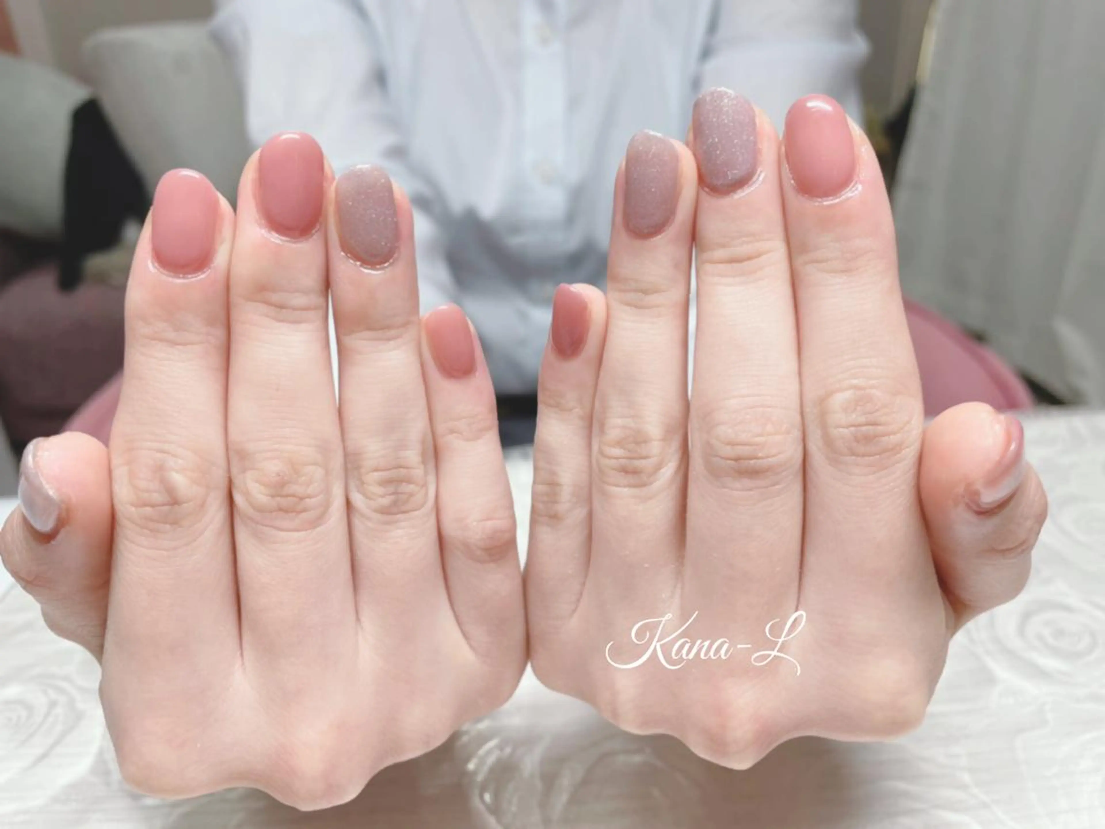 カラー ネイル ピンクカラー ラメ(グリッター) オフィスネイル ピンク シンプルネイル 芦辺 香奈のネイルデザイン