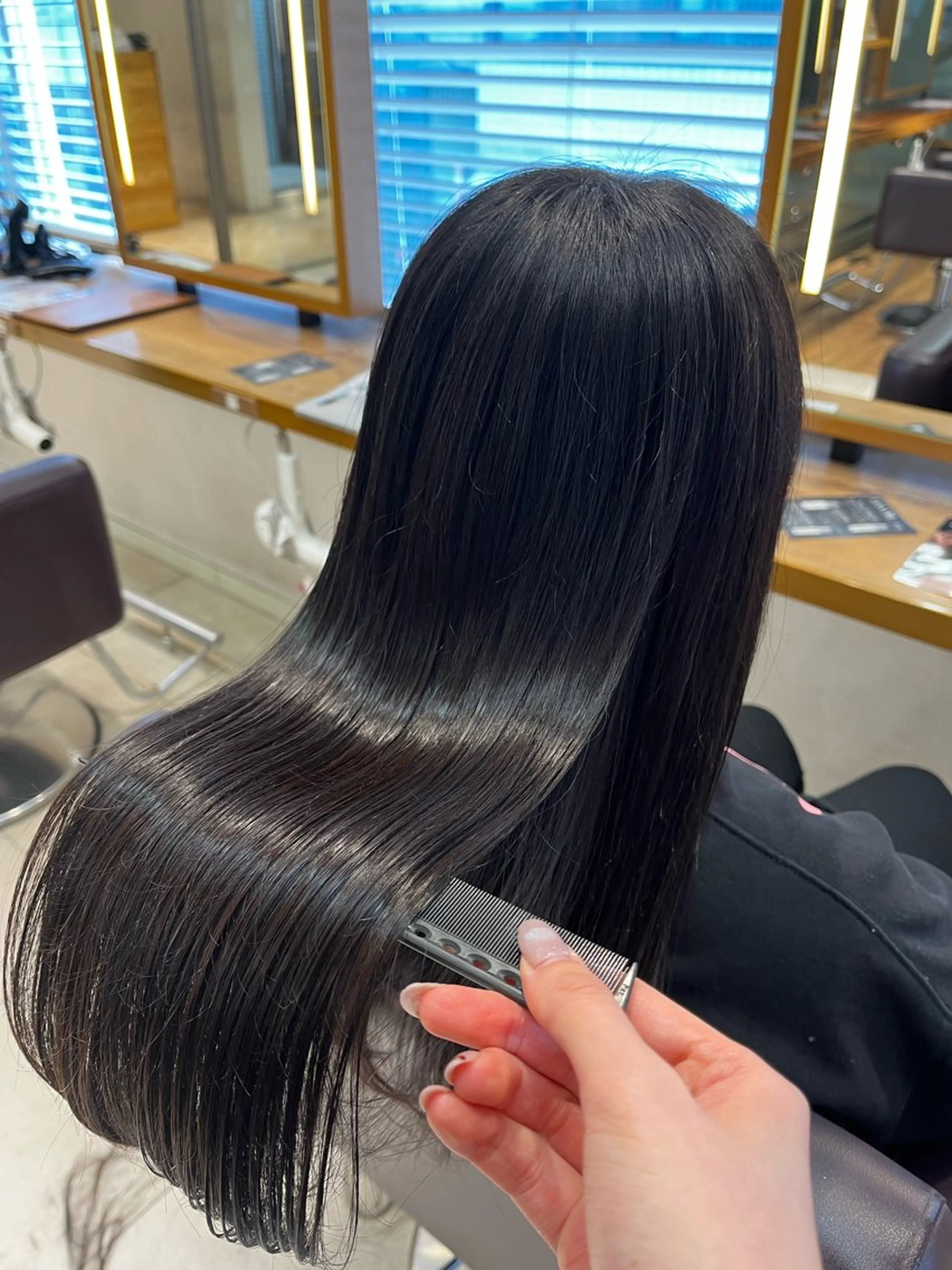 ロング 縮毛矯正 𝐀𝐲𝐚𝐤𝐚 /艶髪/ストレートのヘアスタイル