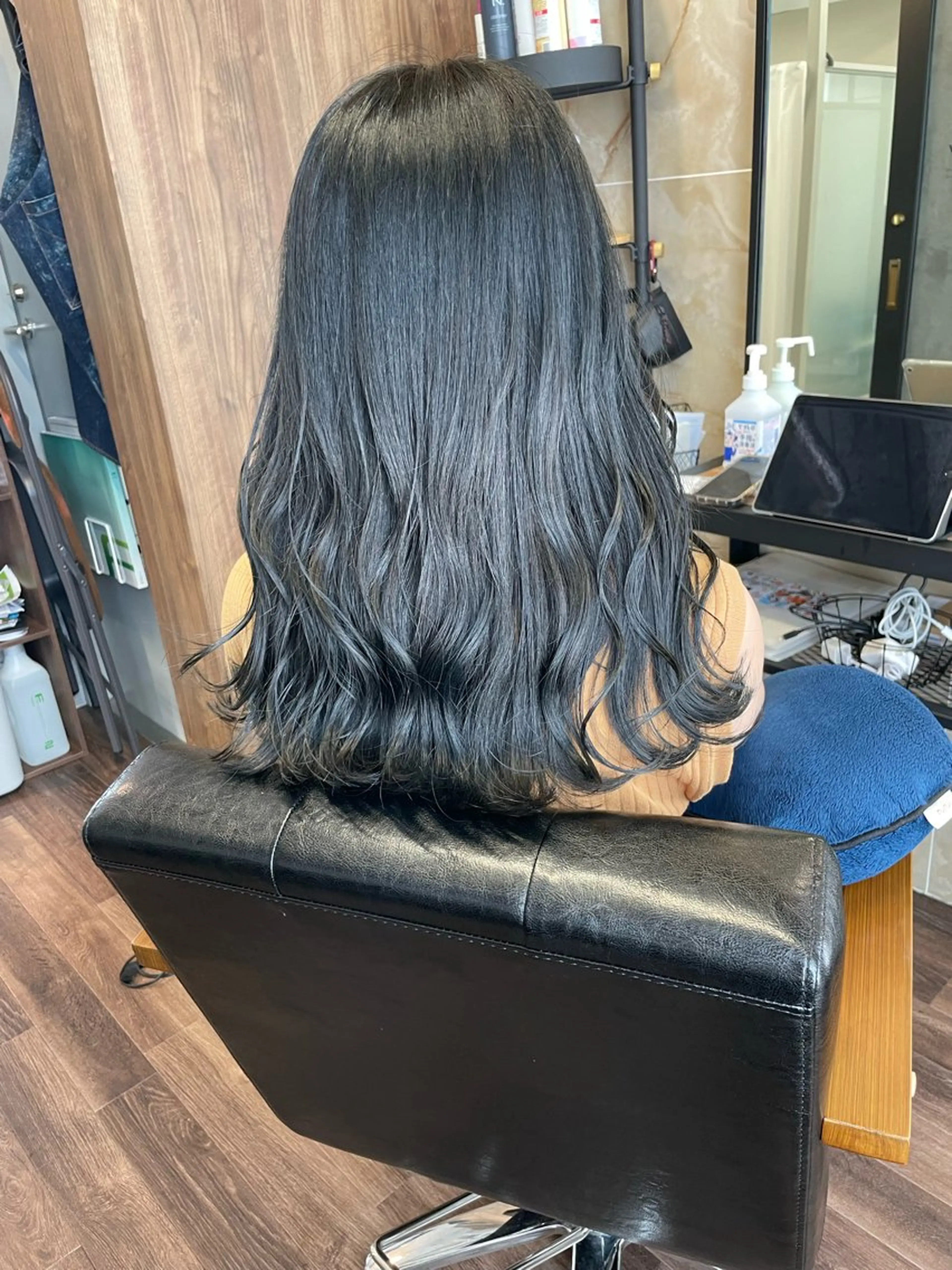 セミロング カラー ブリーチ ネイビーカラー ブリーチなしカラー カット ヘアカラー Lull (シェアサロンReco VIProom)所属・Lull1人美容室 バレイヤージュのヘアスタイル