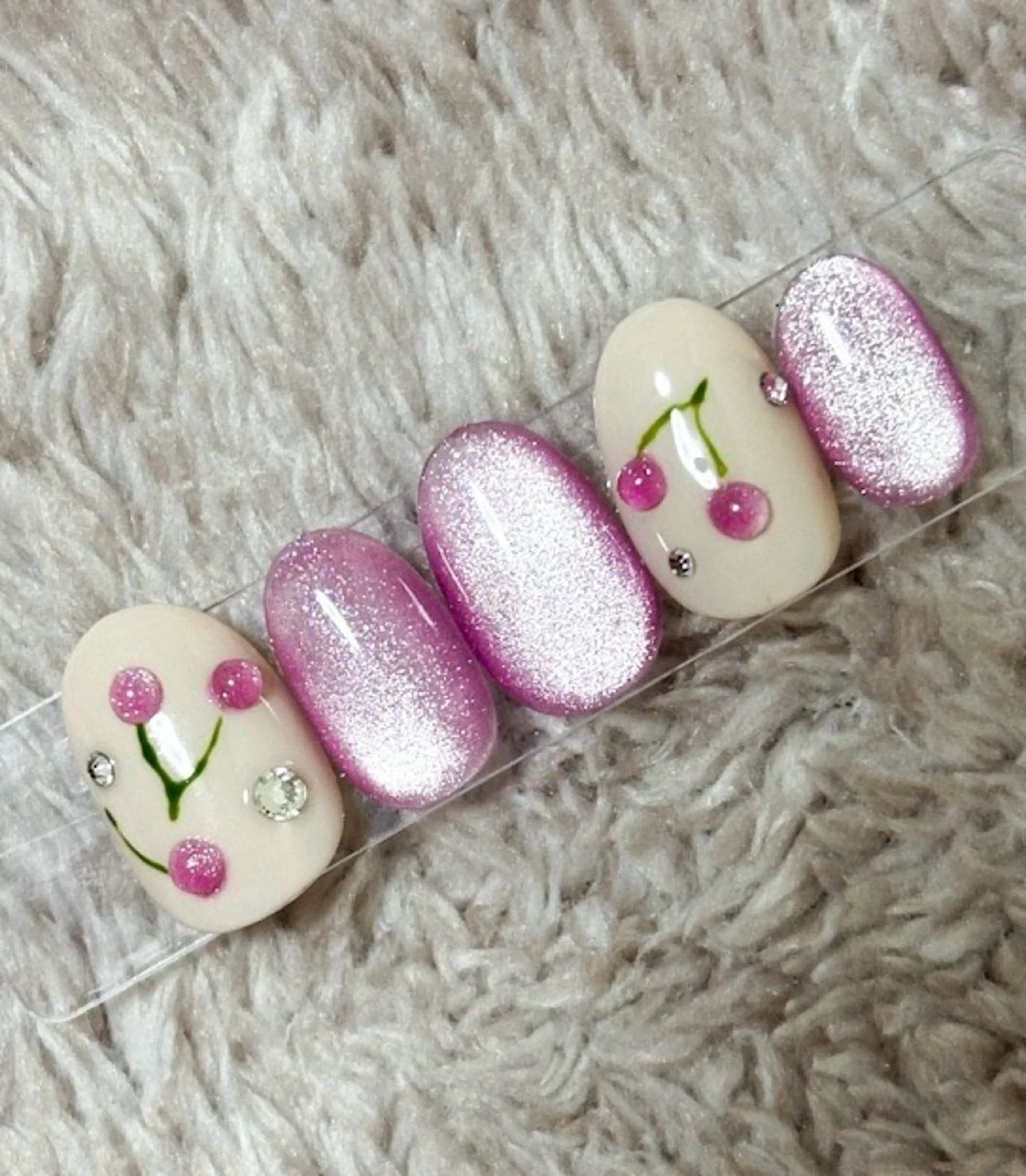 オフ無料⭐︎さくらんぼ🍒チェリーネイルの写真