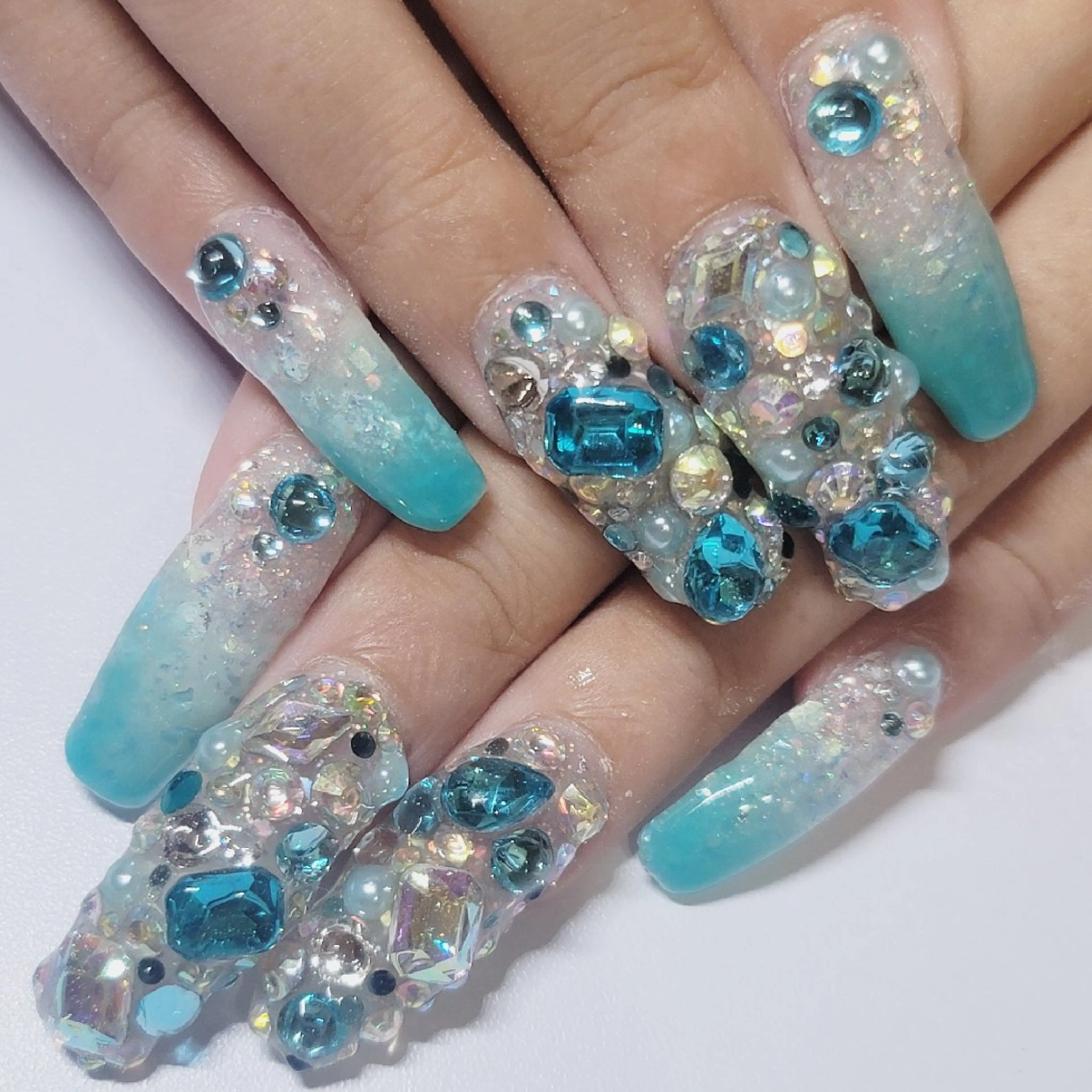 ネイル ブルー ゴージャス グラデーション ホログラムネイル ラメ(グリッター) ハンドネイル よしだ ひろきのネイルデザイン