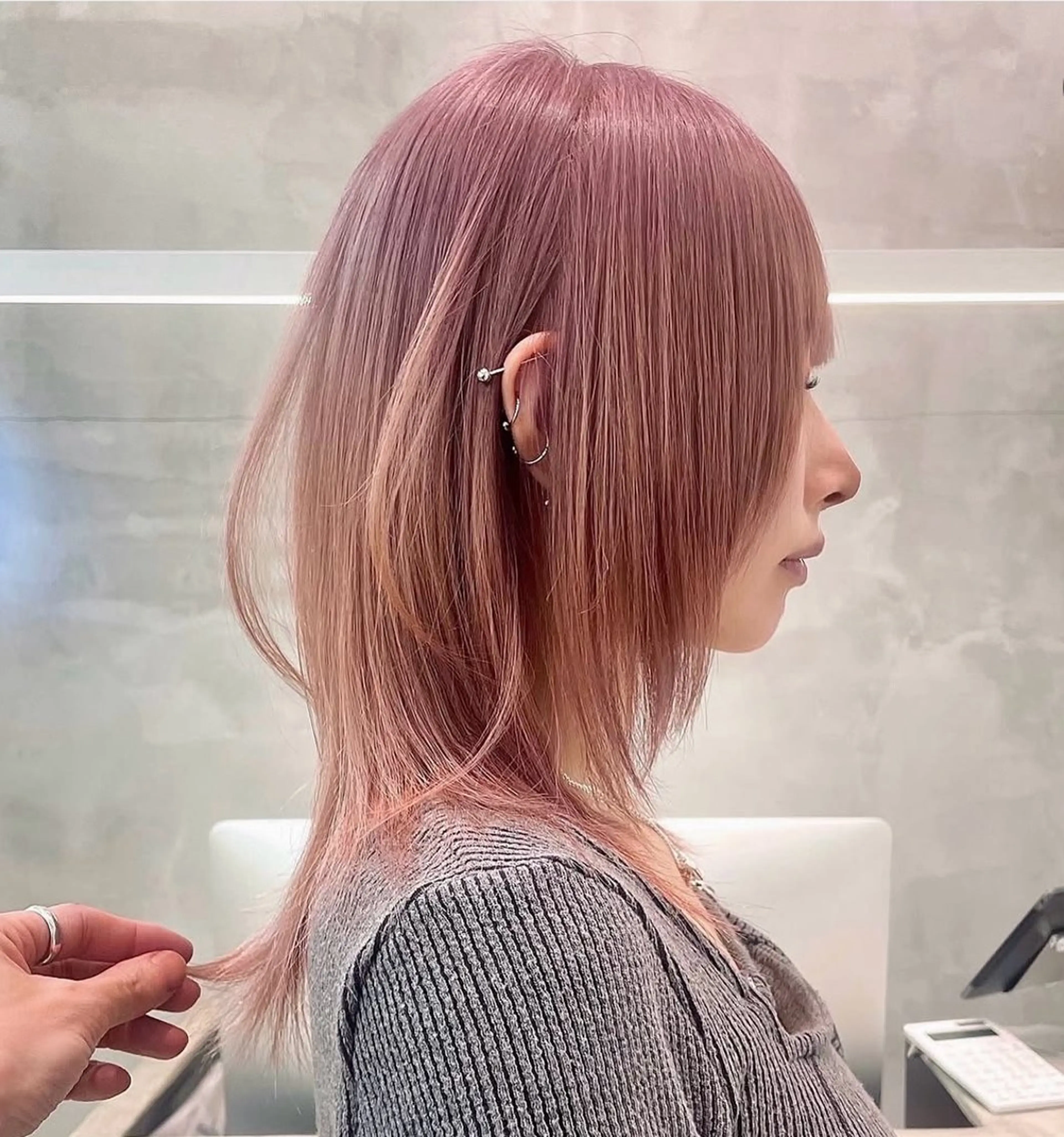 セミロング ハイトーン/艶カラー 𝐧𝐨𝐚のヘアスタイル