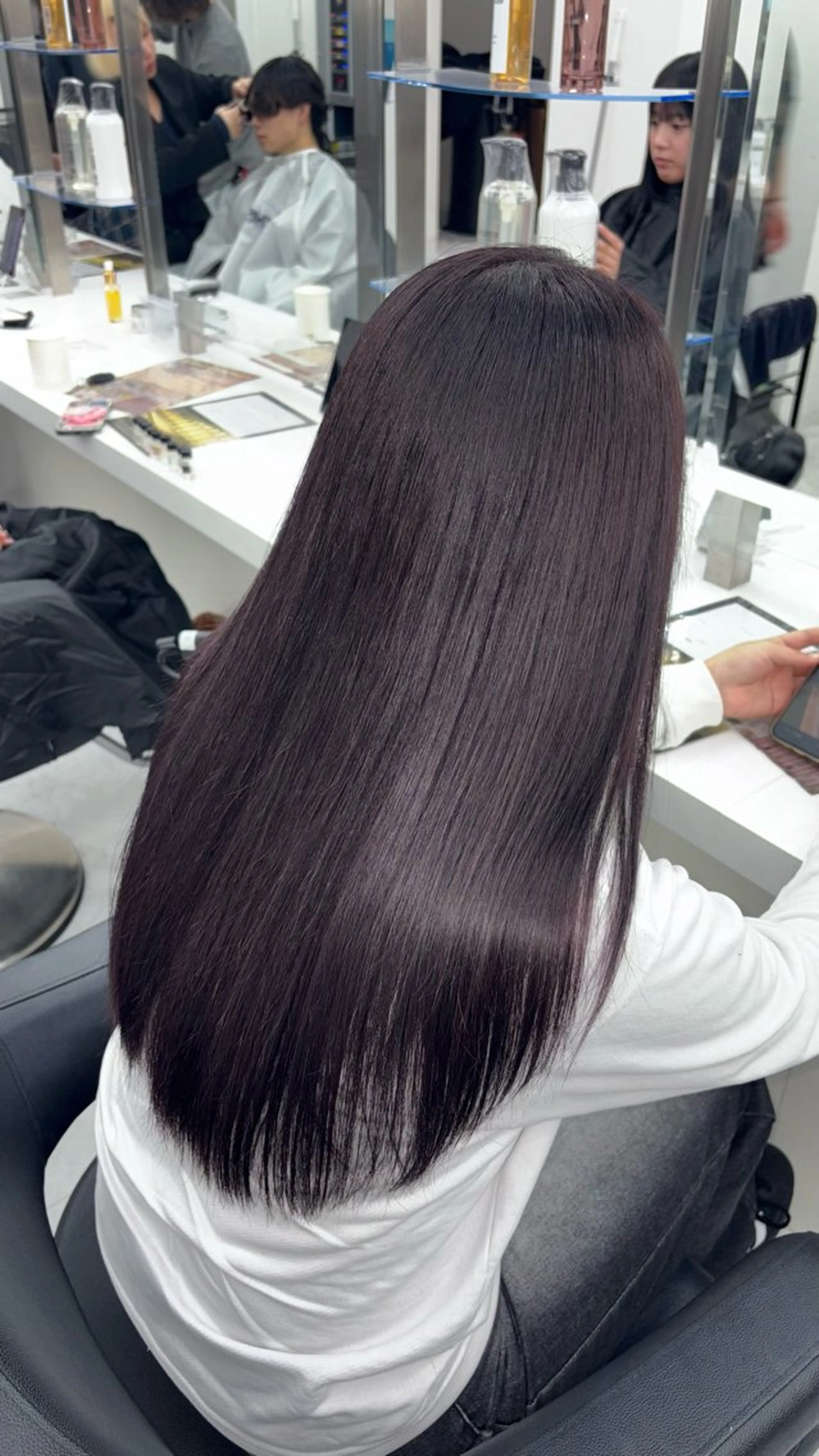 ロング カラー 🖤ハイトーン× レイヤー🖤SARAのヘアスタイル