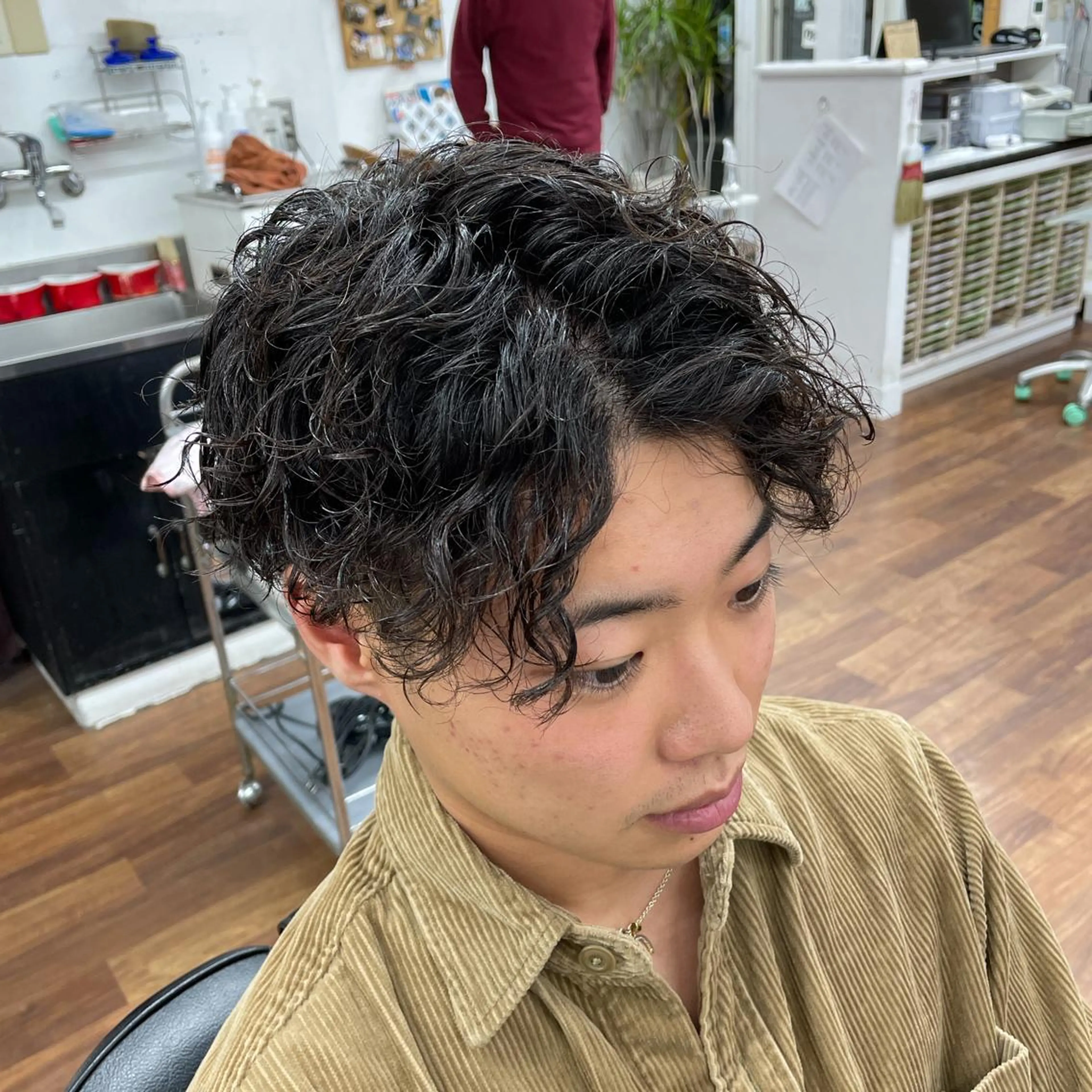 ショート パーマ メンズ メンズパーマ ツーブロック スパイラルパーマ レオン所属・本橋 琴実のヘアスタイル