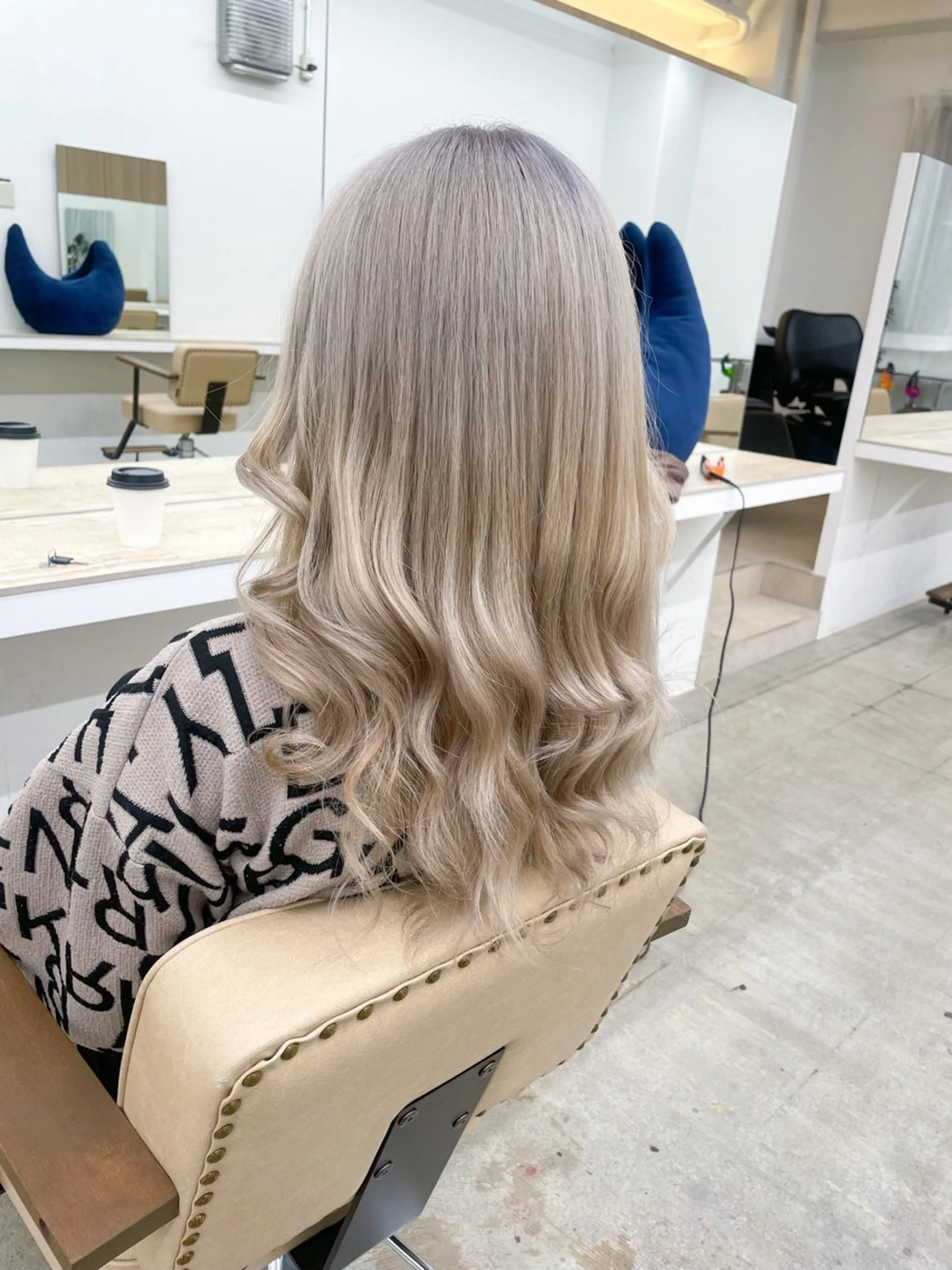 ロング カラー ベージュカラー ブリーチ ケアブリーチ ハイトーンカラー ミルクティーベージュ ヘアカラー トリートメント ハイトーン/レイヤー /ケアブリーチ石川治のヘアスタイル