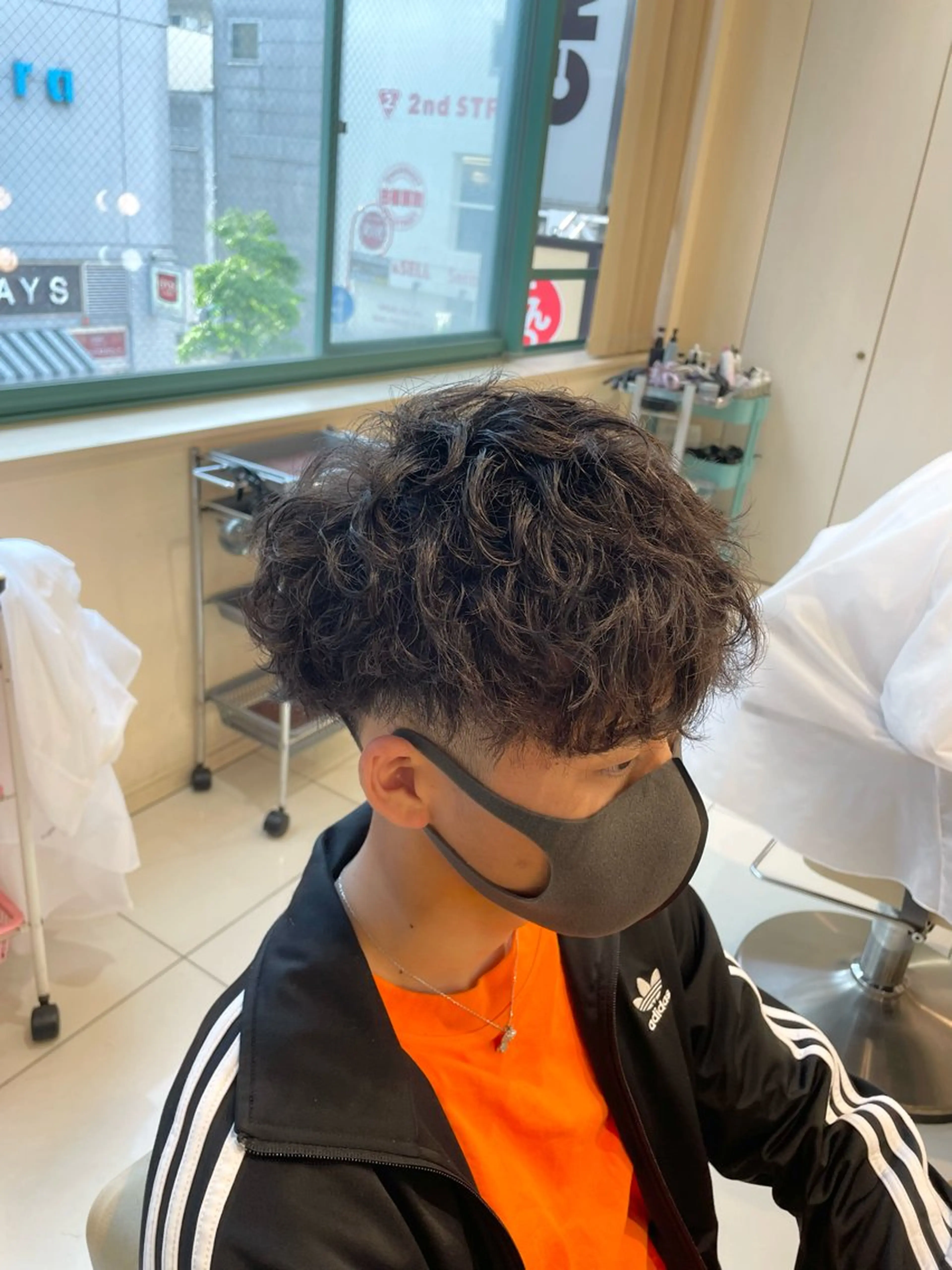 ミディアム パーマ メンズ ミディアムパーマ メンズブリーチ メンズパーマ ツイストスパイラルパーマ くせ毛 本厚木｜縮毛矯正/ 酸性スト専門サロンのヘアスタイル