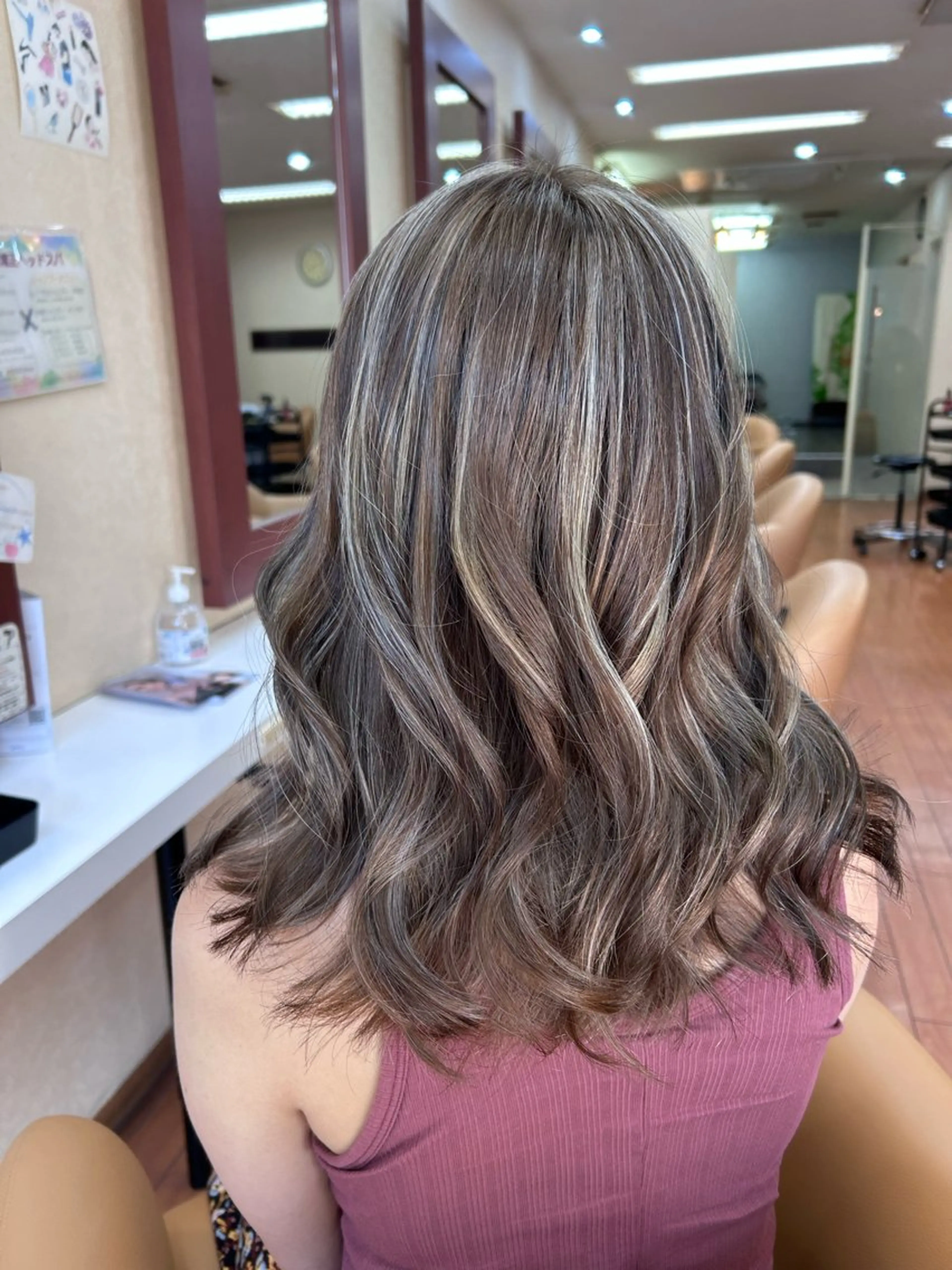 セミロング ハイライト ヘアカラー 濱川 良栄のヘアスタイル